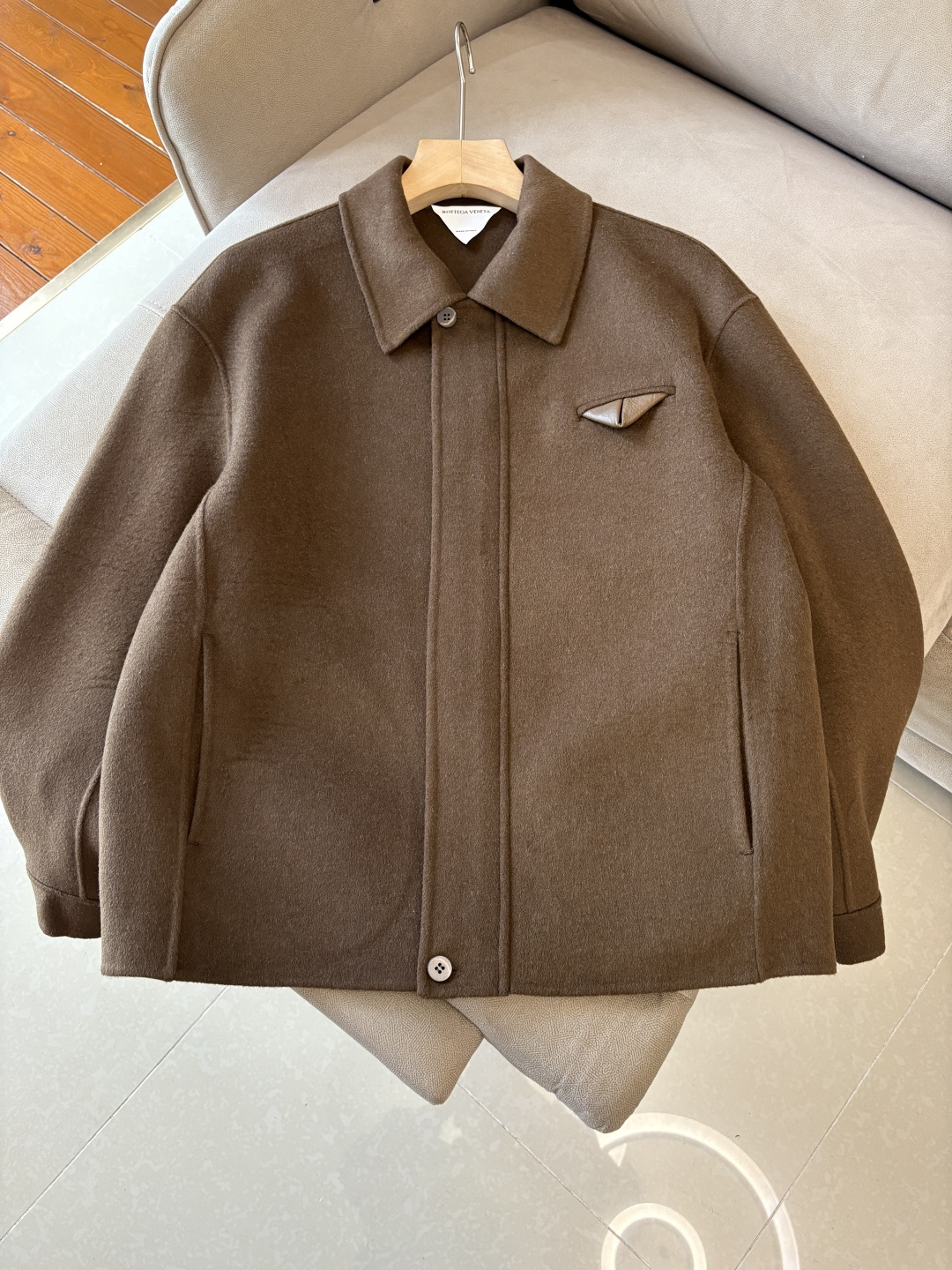 B V100%羊毛大衣：演绎冬日的优雅与温暖】冬日的风，带着凛冽与寒意，却也吹来了时尚的契机。当经典的人