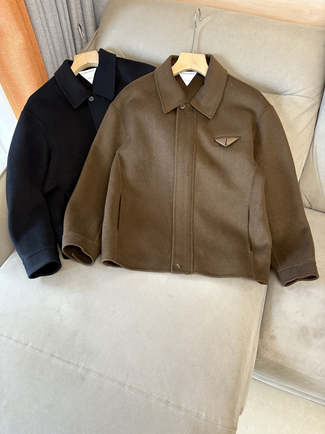 NO:612567,B V wool coat interprets the elegance and warmth of winter] The winter wind brings biting and chill, but it also brings fashion opportunities. When the classic herringbone pattern meets the blended fabric of wool and cashmere, a unique coat emerges, adding an irresistible charm to your winter outfit.  With the herringbone texture as the design highlight, the unique pattern seems to tell the story of the years, adding a retro and literary atmosphere to the overall look. Its style is simple yet grand, and the smooth lines outline an elegant outline. Whether it is worn open to show casualness, or buttoned up to create a neat look, it can easily control various styles.  What’s even more surprising is that this coat can be worn with a stand-up collar. The stand-up collar design can not only provide warm protection for your neck in the cold wind, but also instantly enhance your aura and make you stand out from the crowd. When the cold wind blows, stand the collar high, as if you are building a warm barrier for yourself, while still maintaining a sense of fashion.  The choice of fabric is the essence of this coat. The blend of wool and cashmere combines the stiffness of wool with the softness of cashmere. Wool gives the coat good support and warmth, making it able to withstand the severe cold of winter; while the addition of cashmere makes the coat more delicate and skin-friendly to the touch, as if it is wrapped in a layer of soft clouds. This blended fabric is not only comfortable to wear, but also has a high-quality texture, showing a high-quality style.  In terms of color, we have carefully blended two classic tones, dark gray and light coffee. Dark gray is calm and restrained, suitable for you who pursue low-key luxury; light coffee is warm and soft, adding a warm color to winter. No matter what style lover you are, you can find your favorite choice in these two colors. Size M-3XLFFF001 FFF001,, alexander wang19860909B V羊毛大衣演绎冬日的优雅与温暖】冬日的风,带着凛冽与寒意,却也吹来了时尚的契机.当经典的人字纹邂逅羊毛与山羊绒的混纺面料,一件别具一格的大衣应运而生,为你的冬日穿搭增添一抹难以抗拒的魅力. 以人字纹理为设计亮点,独特的纹路仿佛在诉说着岁月的故事,为整体造型增添了复古与文艺的气息.它的款式外形简约而不失大气,流畅的线条勾勒出优雅的轮廓,无论是敞开穿展现随性,还是系上扣子塑造利落感,都能轻松驾驭各种风格. 更令人惊喜的是,这款大衣可以实现立领的穿搭方式.立领的设计不仅能在寒风中为你的脖颈提供温暖的守护,还能瞬间提升气场,让你在人群中脱颖而出.当寒风乍起,将领子高高立起,仿佛为自己筑起一道温暖的屏障,同时又不失时尚感. 而面料的选择,更是这款大衣的精髓所在.羊毛与山羊绒的混纺,兼具了羊毛的挺括与山羊绒的柔软.羊毛赋予了大衣良好的支撑性和保暖性,使其能够抵御冬日的严寒；而山羊绒的加入,则让大衣在触感上更加细腻亲肤,仿佛被一层轻柔的云朵包裹.这种混纺面料不仅穿着舒适,而且质感上乘,彰显出高品质的格调. 在色彩上,我们精心调配了深灰与浅咖两种经典色调.深灰,沉稳内敛,适合追求低调奢华的你；浅咖,温暖柔和,为冬日增添一抹温馨的色彩.无论你是哪种风格爱好者,都能在这两款颜色中找到属于自己的心仪之选. 码数M-3XLFFF001 FFF001,,alexander wang,Men's clothing