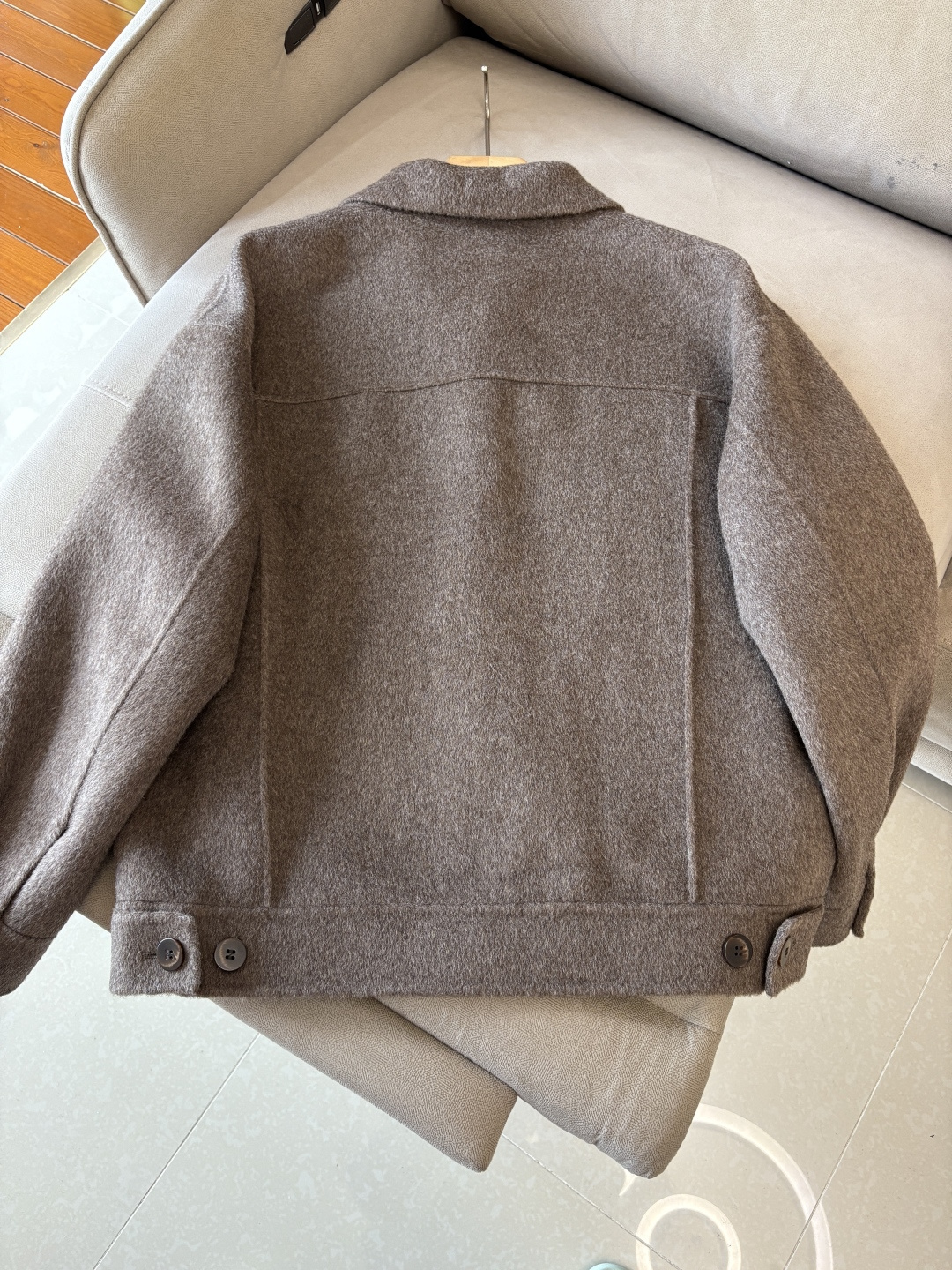 杰尼100%羊毛大衣：演绎冬日的优雅与温暖】冬日的风，带着凛冽与寒意，却也吹来了时尚的契机。当经典的人字