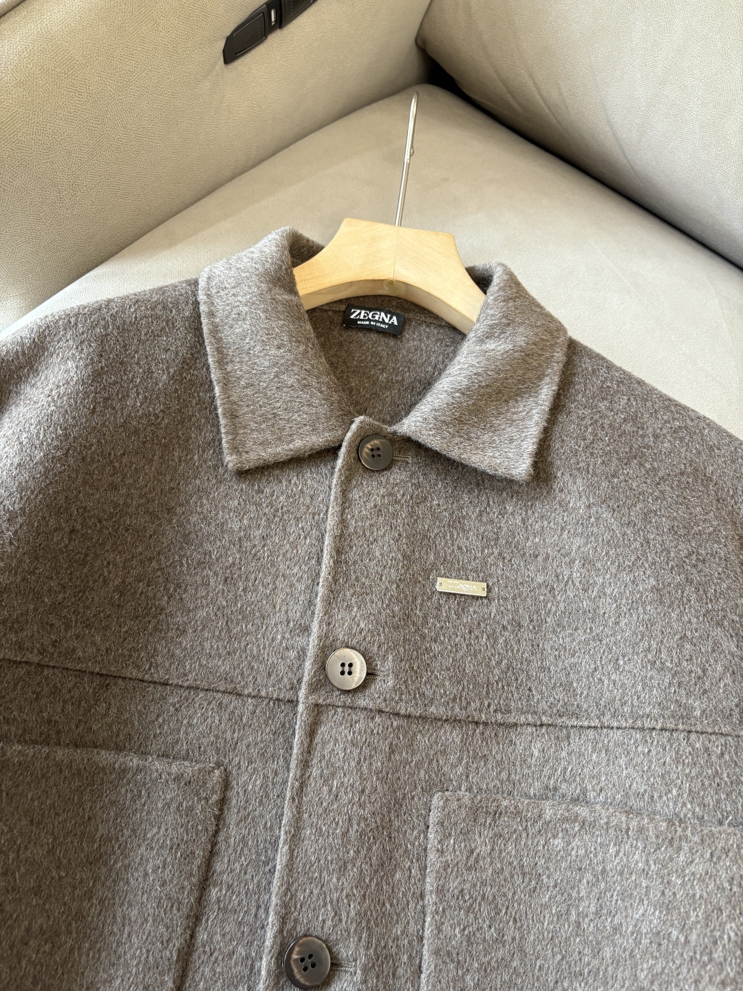 杰尼100%羊毛大衣：演绎冬日的优雅与温暖】冬日的风，带着凛冽与寒意，却也吹来了时尚的契机。当经典的人字