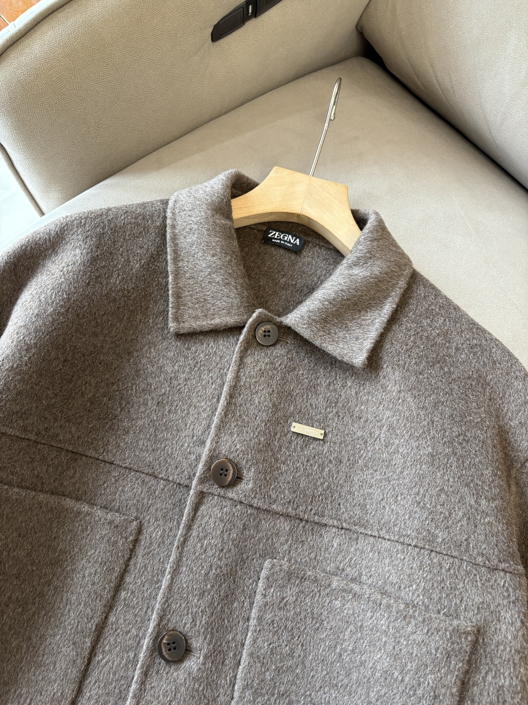 杰尼100%羊毛大衣：演绎冬日的优雅与温暖】冬日的风，带着凛冽与寒意，却也吹来了时尚的契机。当经典的人字