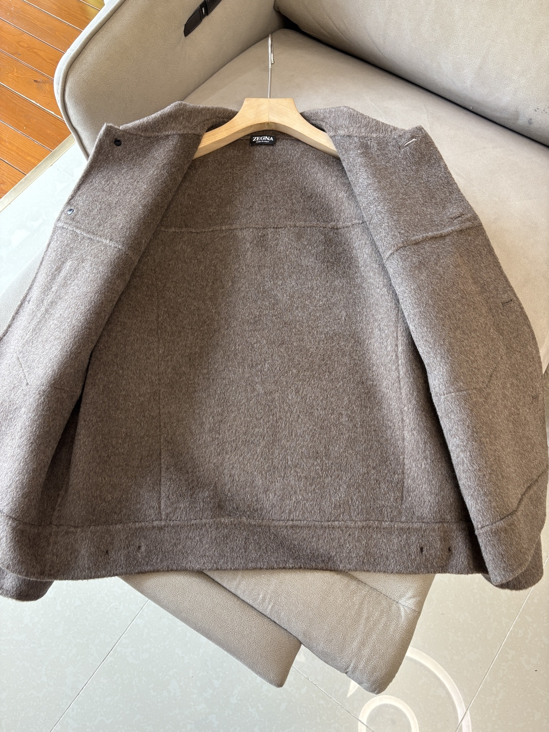 杰尼100%羊毛大衣：演绎冬日的优雅与温暖】冬日的风，带着凛冽与寒意，却也吹来了时尚的契机。当经典的人字