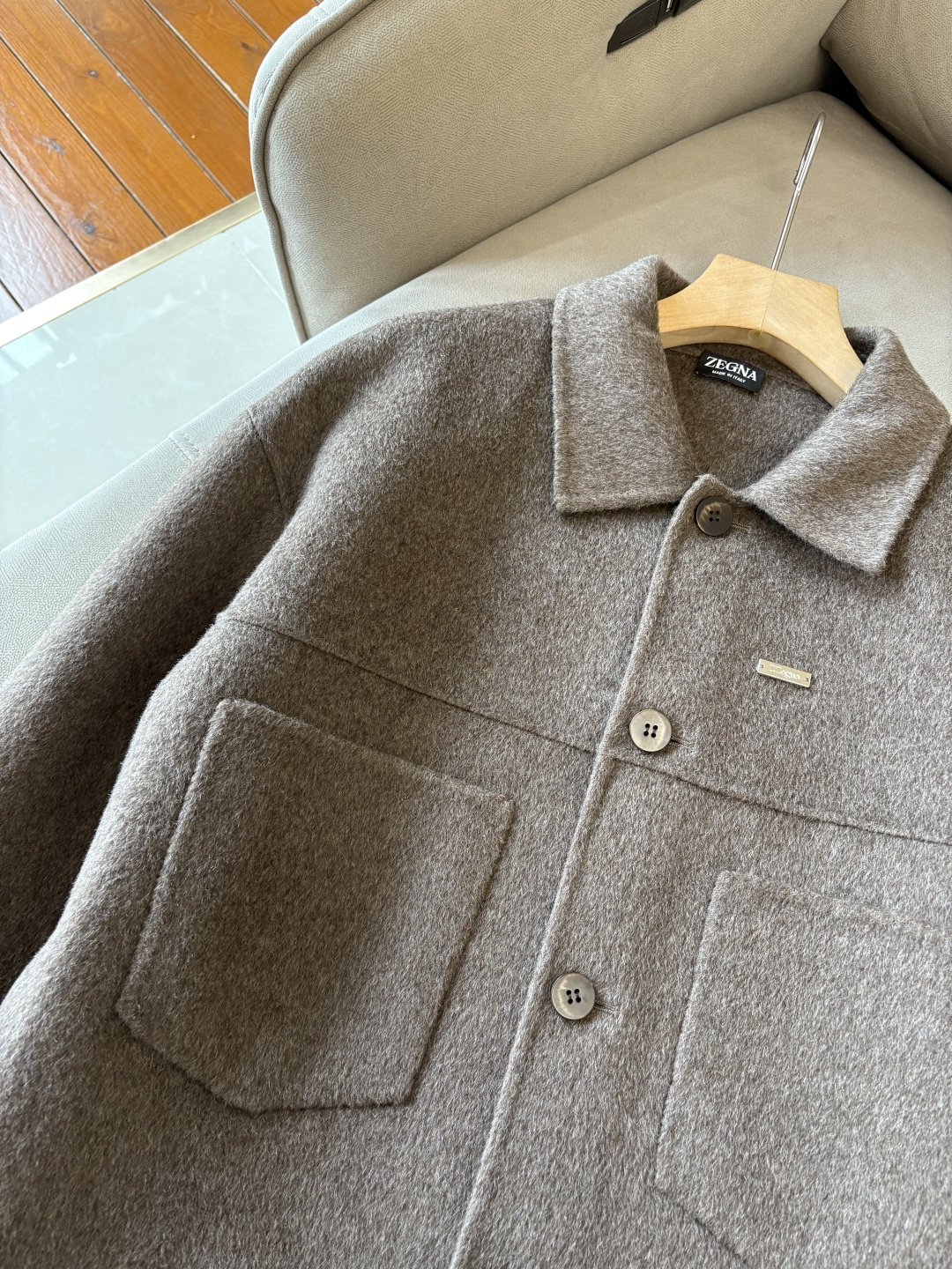 杰尼100%羊毛大衣：演绎冬日的优雅与温暖】冬日的风，带着凛冽与寒意，却也吹来了时尚的契机。当经典的人字