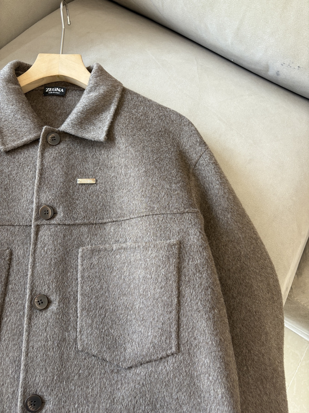 杰尼100%羊毛大衣：演绎冬日的优雅与温暖】冬日的风，带着凛冽与寒意，却也吹来了时尚的契机。当经典的人字