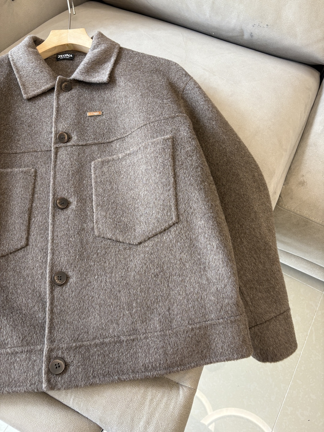 杰尼100%羊毛大衣：演绎冬日的优雅与温暖】冬日的风，带着凛冽与寒意，却也吹来了时尚的契机。当经典的人字