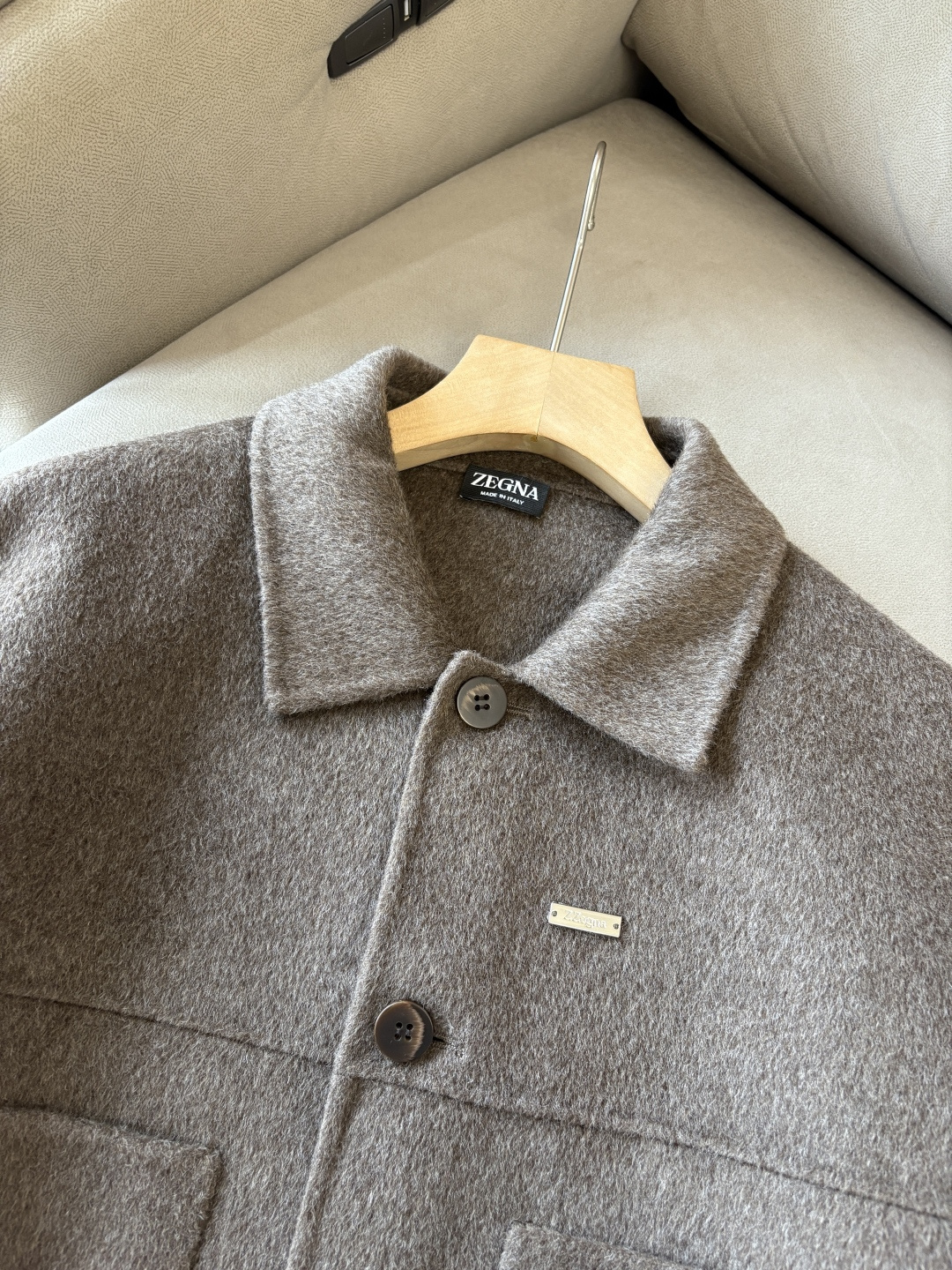 杰尼100%羊毛大衣：演绎冬日的优雅与温暖】冬日的风，带着凛冽与寒意，却也吹来了时尚的契机。当经典的人字