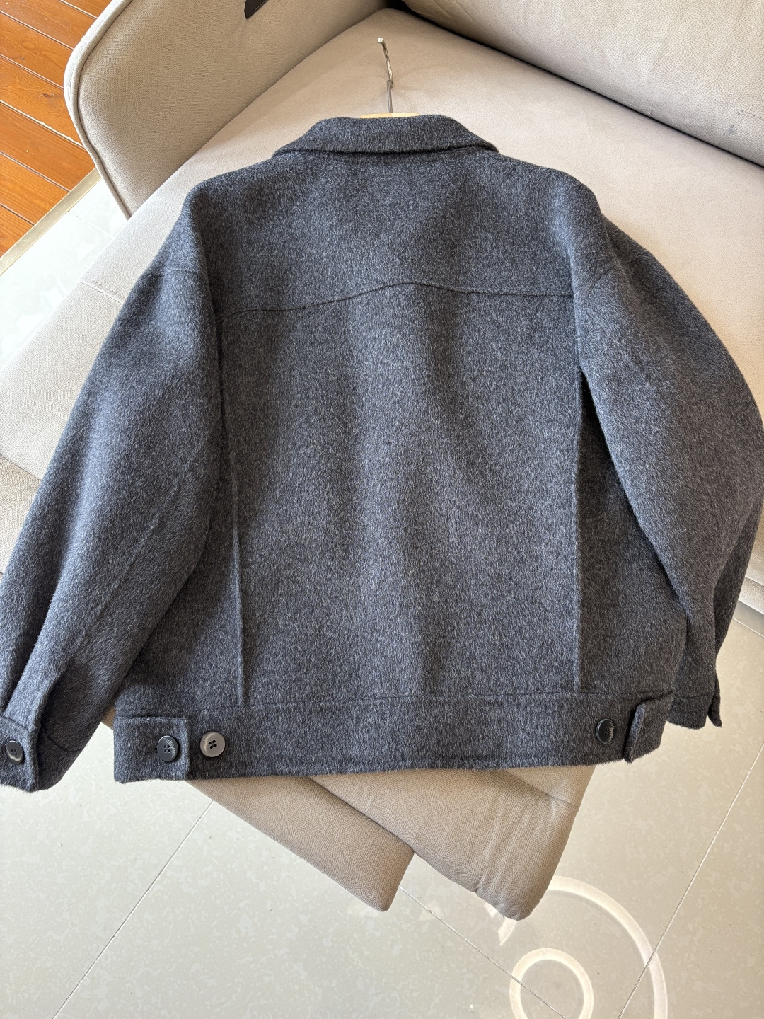 杰尼100%羊毛大衣：演绎冬日的优雅与温暖】冬日的风，带着凛冽与寒意，却也吹来了时尚的契机。当经典的人字