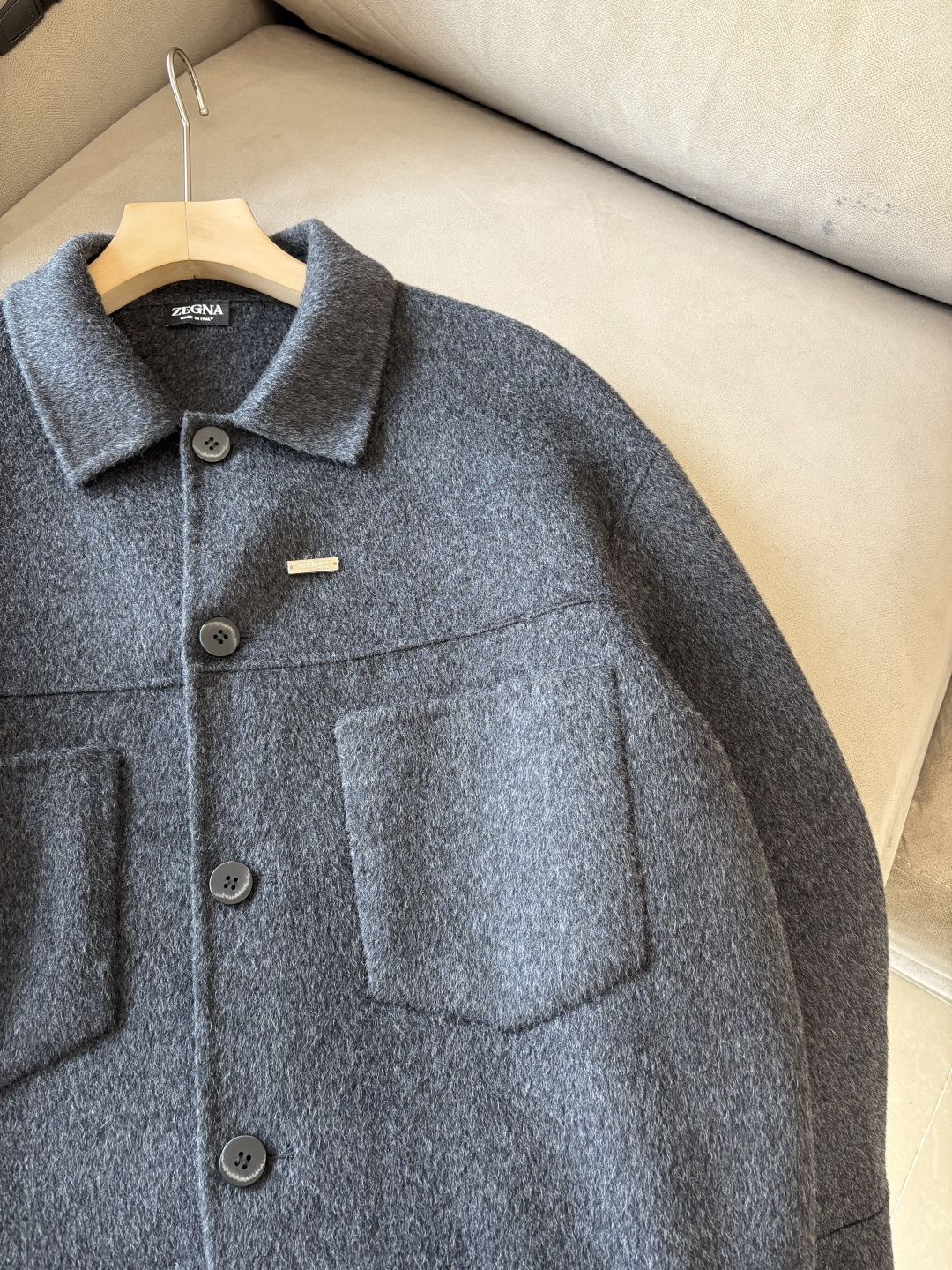 杰尼100%羊毛大衣：演绎冬日的优雅与温暖】冬日的风，带着凛冽与寒意，却也吹来了时尚的契机。当经典的人字