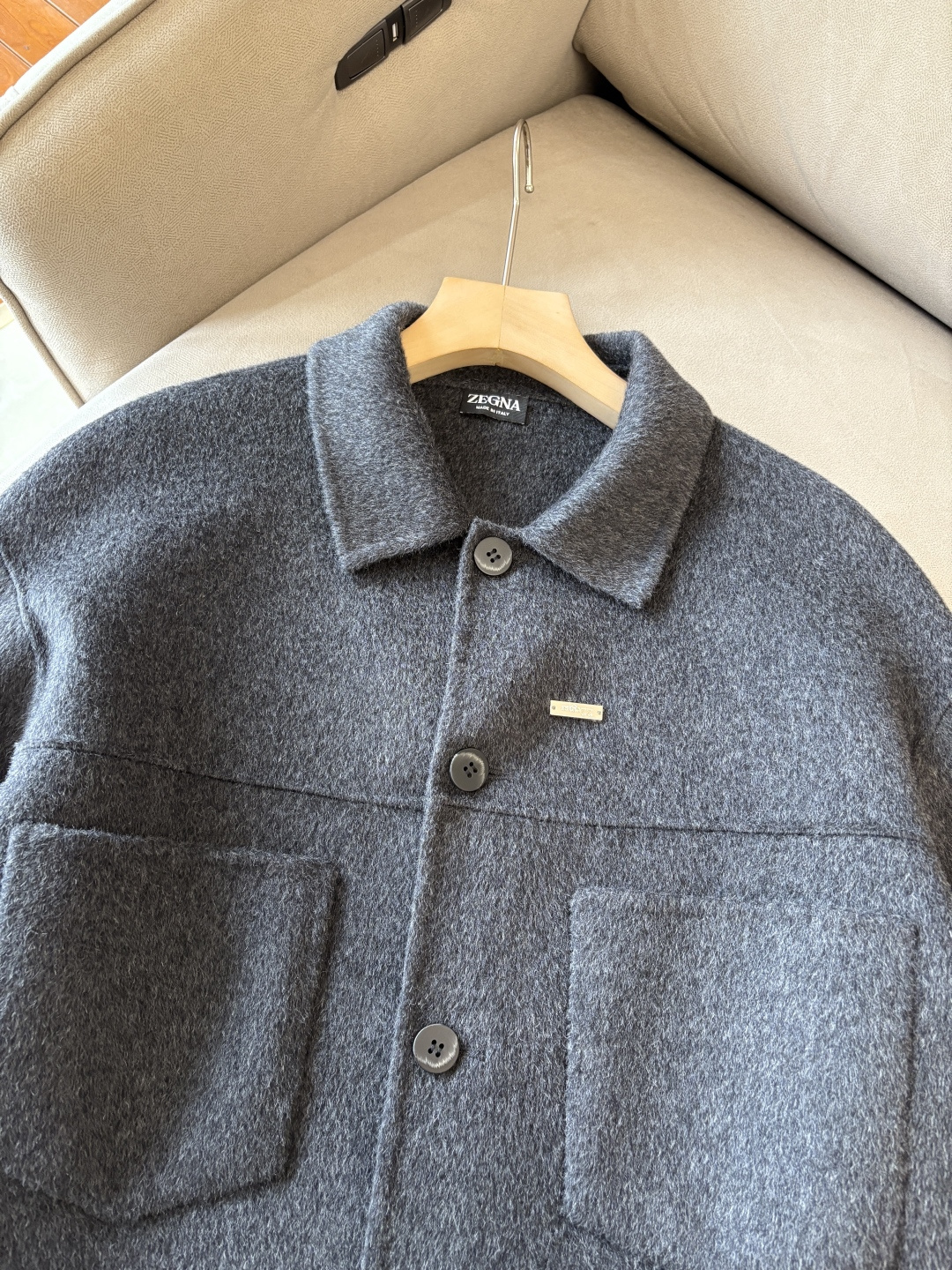 杰尼100%羊毛大衣：演绎冬日的优雅与温暖】冬日的风，带着凛冽与寒意，却也吹来了时尚的契机。当经典的人字