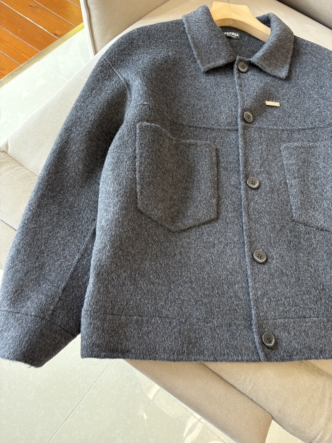 杰尼100%羊毛大衣：演绎冬日的优雅与温暖】冬日的风，带着凛冽与寒意，却也吹来了时尚的契机。当经典的人字