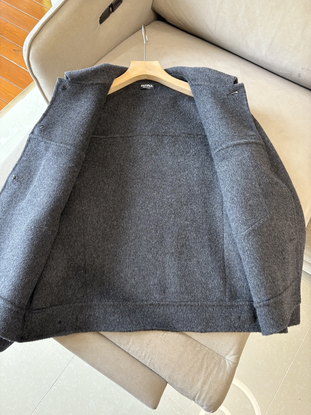 杰尼100%羊毛大衣：演绎冬日的优雅与温暖】冬日的风，带着凛冽与寒意，却也吹来了时尚的契机。当经典的人字