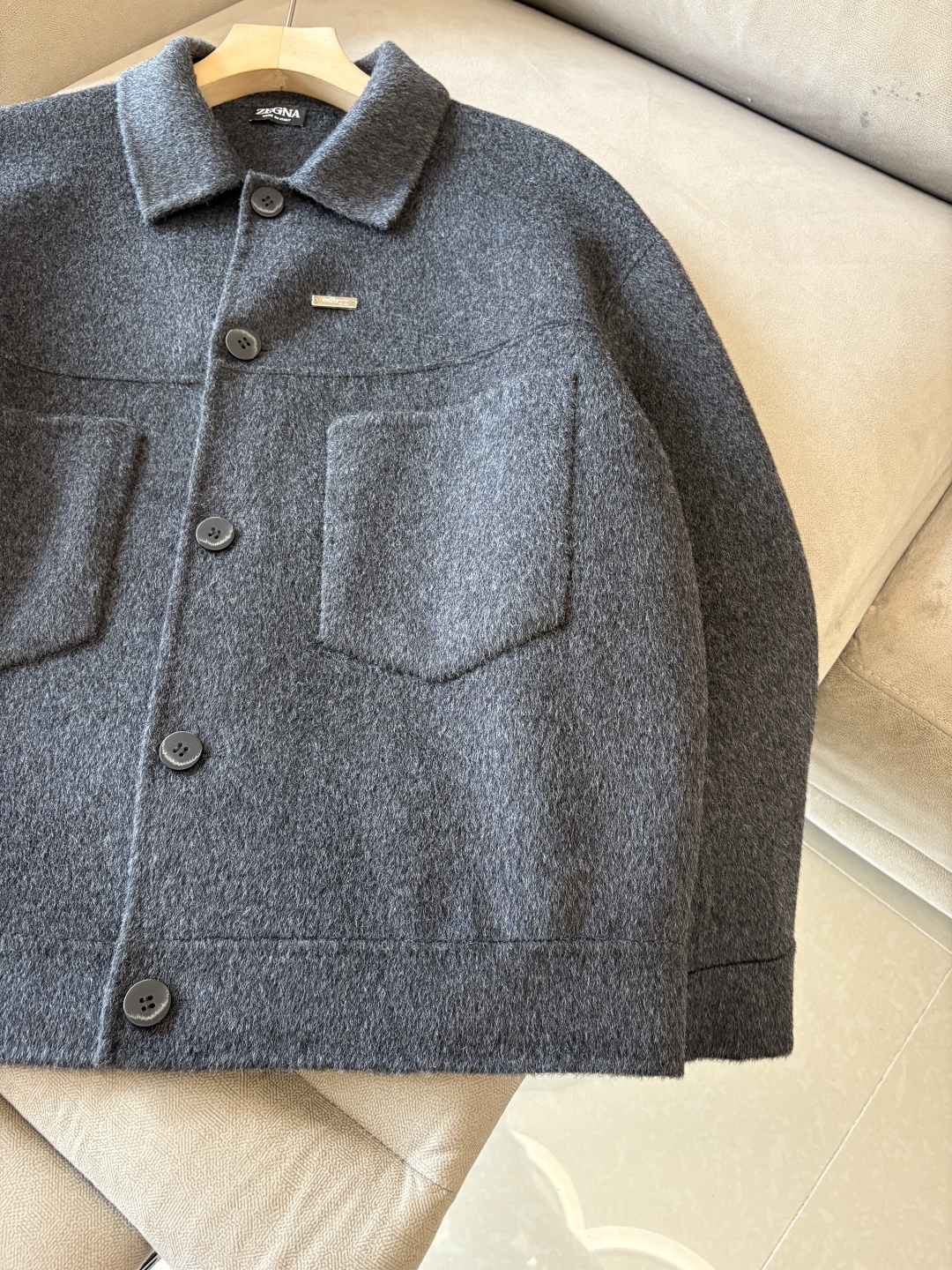 杰尼100%羊毛大衣：演绎冬日的优雅与温暖】冬日的风，带着凛冽与寒意，却也吹来了时尚的契机。当经典的人字