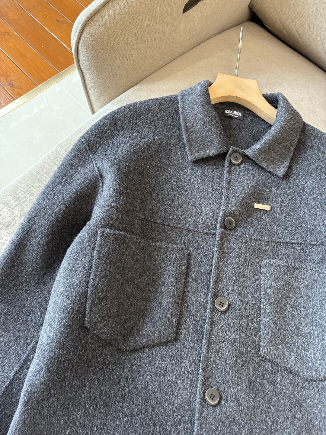 杰尼100%羊毛大衣：演绎冬日的优雅与温暖】冬日的风，带着凛冽与寒意，却也吹来了时尚的契机。当经典的人字