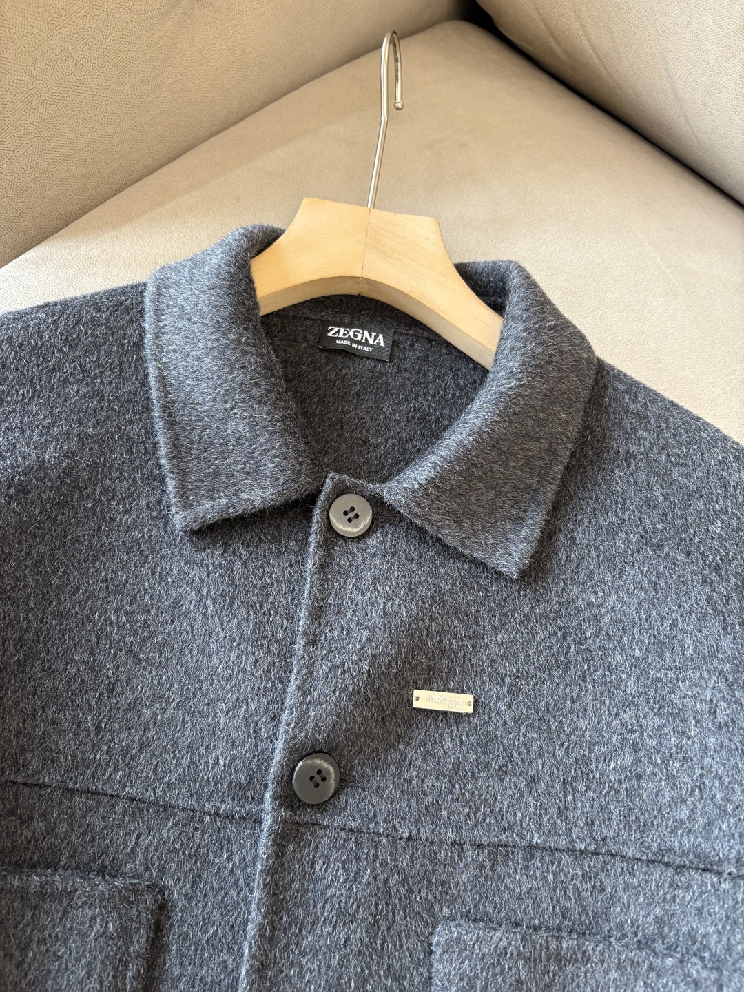 杰尼100%羊毛大衣：演绎冬日的优雅与温暖】冬日的风，带着凛冽与寒意，却也吹来了时尚的契机。当经典的人字