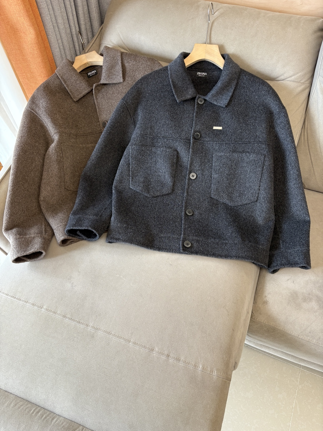 NO:612569,Jeni wool coat interprets the elegance and warmth of winter] The winter wind brings biting and chill, but it also brings fashion opportunities. When the classic herringbone pattern meets the blended fabric of wool and cashmere, a unique coat emerges, adding an irresistible charm to your winter outfit.  With the herringbone texture as the design highlight, the unique pattern seems to tell the story of the years, adding a retro and literary atmosphere to the overall look. Its style is simple yet grand, and the smooth lines outline an elegant outline. Whether it is worn open to show casualness, or buttoned up to create a neat look, it can easily control various styles.  What’s even more surprising is that this coat can be worn with a stand-up collar. The stand-up collar design can not only provide warm protection for your neck in the cold wind, but also instantly enhance your aura and make you stand out from the crowd. When the cold wind blows, stand the collar high, as if you are building a warm barrier for yourself, while still maintaining a sense of fashion.  The choice of fabric is the essence of this coat. The blend of wool and cashmere combines the stiffness of wool with the softness of cashmere. Wool gives the coat good support and warmth, making it able to withstand the severe cold of winter; while the addition of cashmere makes the coat more delicate and skin-friendly to the touch, as if it is wrapped in a layer of soft clouds. This blended fabric is not only comfortable to wear, but also has a high-quality texture, showing a high-quality style.  In terms of color, we have carefully blended two classic tones, dark gray and light coffee. Dark gray is calm and restrained, suitable for you who pursue low-key luxury; light coffee is warm and soft, adding a warm color to winter. No matter what style lover you are, you can find your favorite choice in these two colors. Size M-3XLFFF001 FFF001,,zegna,alexander wang19860909杰尼羊毛大衣演绎冬日的优雅与温暖】冬日的风,带着凛冽与寒意,却也吹来了时尚的契机.当经典的人字纹邂逅羊毛与山羊绒的混纺面料,一件别具一格的大衣应运而生,为你的冬日穿搭增添一抹难以抗拒的魅力. 以人字纹理为设计亮点,独特的纹路仿佛在诉说着岁月的故事,为整体造型增添了复古与文艺的气息.它的款式外形简约而不失大气,流畅的线条勾勒出优雅的轮廓,无论是敞开穿展现随性,还是系上扣子塑造利落感,都能轻松驾驭各种风格. 更令人惊喜的是,这款大衣可以实现立领的穿搭方式.立领的设计不仅能在寒风中为你的脖颈提供温暖的守护,还能瞬间提升气场,让你在人群中脱颖而出.当寒风乍起,将领子高高立起,仿佛为自己筑起一道温暖的屏障,同时又不失时尚感. 而面料的选择,更是这款大衣的精髓所在.羊毛与山羊绒的混纺,兼具了羊毛的挺括与山羊绒的柔软.羊毛赋予了大衣良好的支撑性和保暖性,使其能够抵御冬日的严寒；而山羊绒的加入,则让大衣在触感上更加细腻亲肤,仿佛被一层轻柔的云朵包裹.这种混纺面料不仅穿着舒适,而且质感上乘,彰显出高品质的格调. 在色彩上,我们精心调配了深灰与浅咖两种经典色调.深灰,沉稳内敛,适合追求低调奢华的你；浅咖,温暖柔和,为冬日增添一抹温馨的色彩.无论你是哪种风格爱好者,都能在这两款颜色中找到属于自己的心仪之选. 码数M-3XLFFF001 FFF001,,zegna,alexander wang,Men's clothing