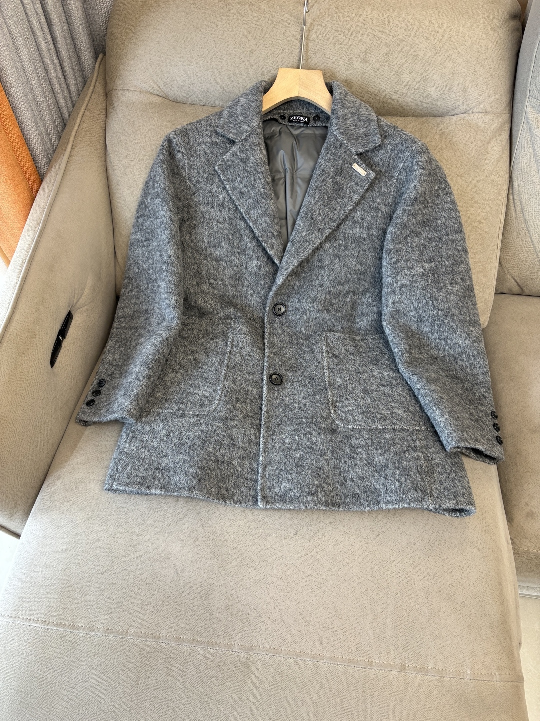 NO:612572,Jeni’s detachable coat with wool down lining demonstrates the elegance and warmth of winter] The winter wind brings biting and chill, but it also brings opportunities for fashion. When the classic herringbone pattern meets the blended fabric of wool and cashmere, a unique coat emerges, adding an irresistible charm to your winter outfit.  With the herringbone texture as the design highlight, the unique pattern seems to tell the story of the years, adding a retro and literary atmosphere to the overall look. Its style is simple yet grand, and the smooth lines outline an elegant outline. Whether it is worn open to show casualness, or buttoned up to create a neat look, it can easily control various styles.  What’s even more surprising is that this coat can be worn with a stand-up collar. The stand-up collar design can not only provide warm protection for your neck in the cold wind, but also instantly enhance your aura and make you stand out from the crowd. When the cold wind blows, stand the collar high, as if you are building a warm barrier for yourself, while still maintaining a sense of fashion.  The choice of fabric is the essence of this coat. The blend of wool and cashmere combines the stiffness of wool with the softness of cashmere. Wool gives the coat good support and warmth, making it able to withstand the severe cold of winter; while the addition of cashmere makes the coat more delicate and skin-friendly to the touch, as if it is wrapped in a layer of soft clouds. This blended fabric is not only comfortable to wear, but also has a high-quality texture, showing a high-quality style.  In terms of color, we have carefully blended two classic tones, dark gray and light coffee. Dark gray is calm and restrained, suitable for you who pursue low-key luxury; light coffee is warm and soft, adding a warm color to winter. No matter what style lover you are, you can find your favorite choice in these two colors. Size M-3XLFFF001,,zegna,down jacket,alexander wang19860909杰尼羊毛羽绒内胆可拆卸大衣演绎冬日的优雅与温暖】冬日的风,带着凛冽与寒意,却也吹来了时尚的契机.当经典的人字纹邂逅羊毛与山羊绒的混纺面料,一件别具一格的大衣应运而生,为你的冬日穿搭增添一抹难以抗拒的魅力. 以人字纹理为设计亮点,独特的纹路仿佛在诉说着岁月的故事,为整体造型增添了复古与文艺的气息.它的款式外形简约而不失大气,流畅的线条勾勒出优雅的轮廓,无论是敞开穿展现随性,还是系上扣子塑造利落感,都能轻松驾驭各种风格. 更令人惊喜的是,这款大衣可以实现立领的穿搭方式.立领的设计不仅能在寒风中为你的脖颈提供温暖的守护,还能瞬间提升气场,让你在人群中脱颖而出.当寒风乍起,将领子高高立起,仿佛为自己筑起一道温暖的屏障,同时又不失时尚感. 而面料的选择,更是这款大衣的精髓所在.羊毛与山羊绒的混纺,兼具了羊毛的挺括与山羊绒的柔软.羊毛赋予了大衣良好的支撑性和保暖性,使其能够抵御冬日的严寒；而山羊绒的加入,则让大衣在触感上更加细腻亲肤,仿佛被一层轻柔的云朵包裹.这种混纺面料不仅穿着舒适,而且质感上乘,彰显出高品质的格调. 在色彩上,我们精心调配了深灰与浅咖两种经典色调.深灰,沉稳内敛,适合追求低调奢华的你；浅咖,温暖柔和,为冬日增添一抹温馨的色彩.无论你是哪种风格爱好者,都能在这两款颜色中找到属于自己的心仪之选. 码数M-3XLFFF001,,zegna,down jacket,alexander wang,Men's clothing