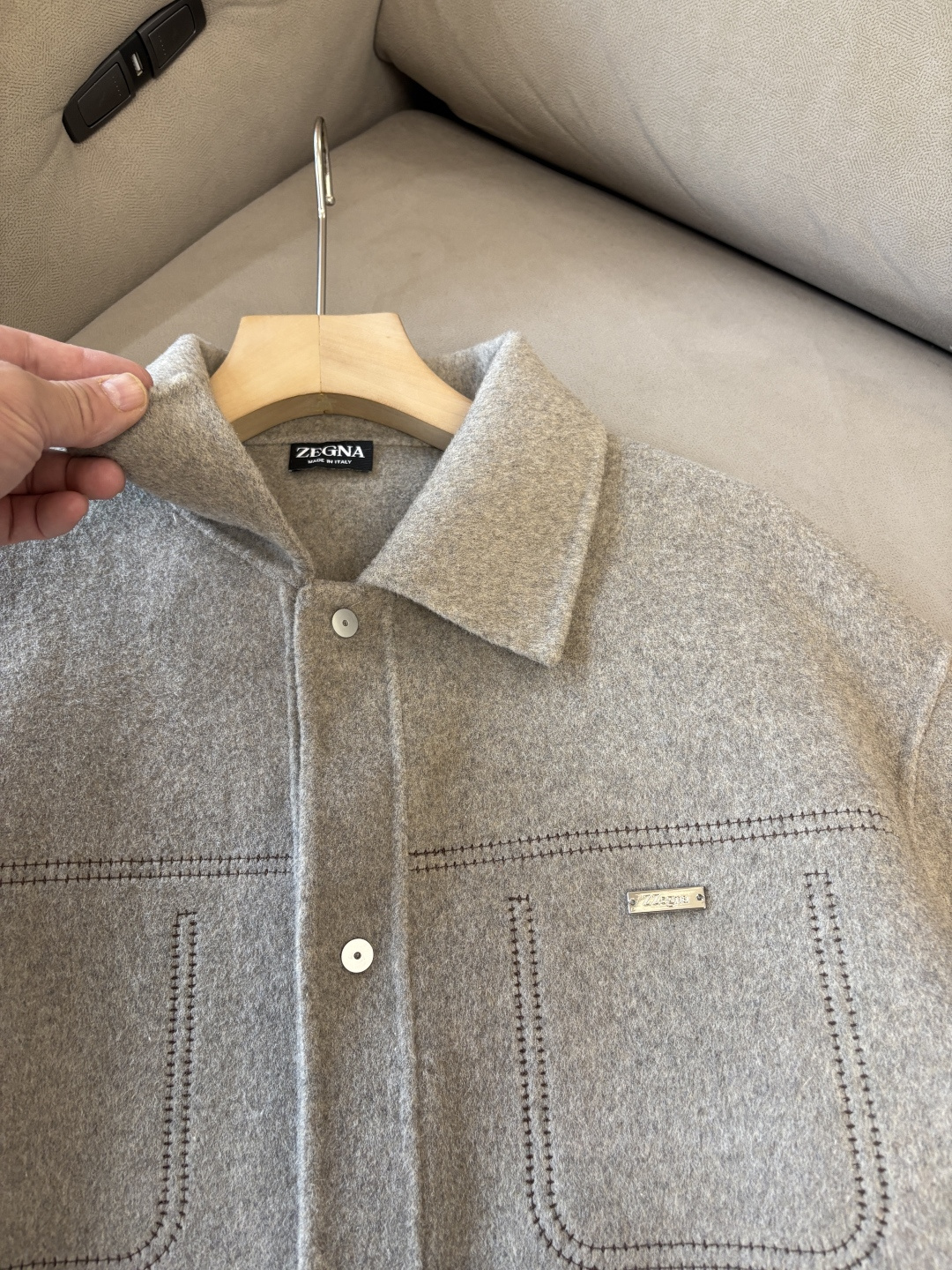 杰尼100%羊毛大衣：演绎冬日的优雅与温暖】冬日的风，带着凛冽与寒意，却也吹来了时尚的契机。当经典的人字