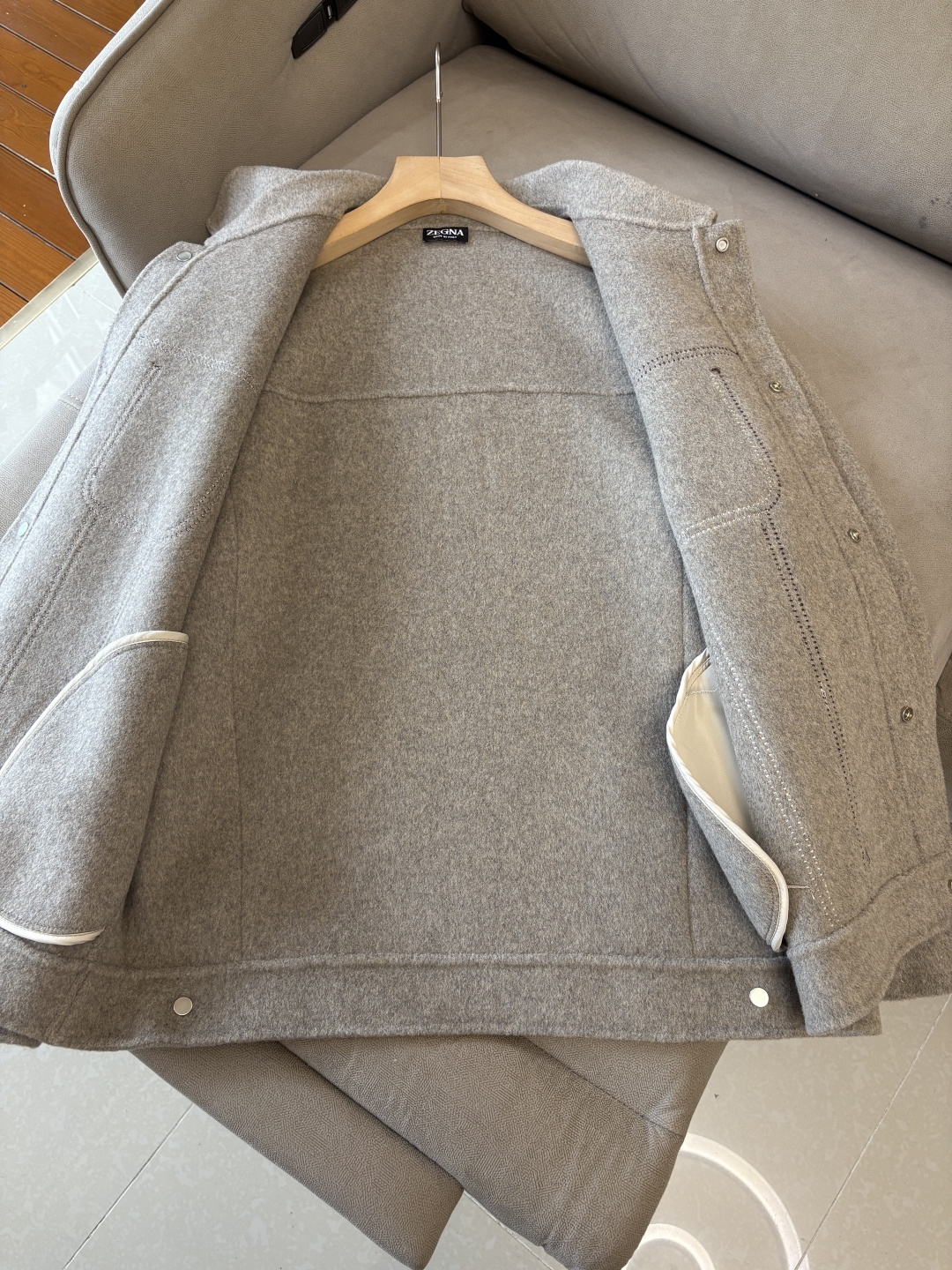 杰尼100%羊毛大衣：演绎冬日的优雅与温暖】冬日的风，带着凛冽与寒意，却也吹来了时尚的契机。当经典的人字