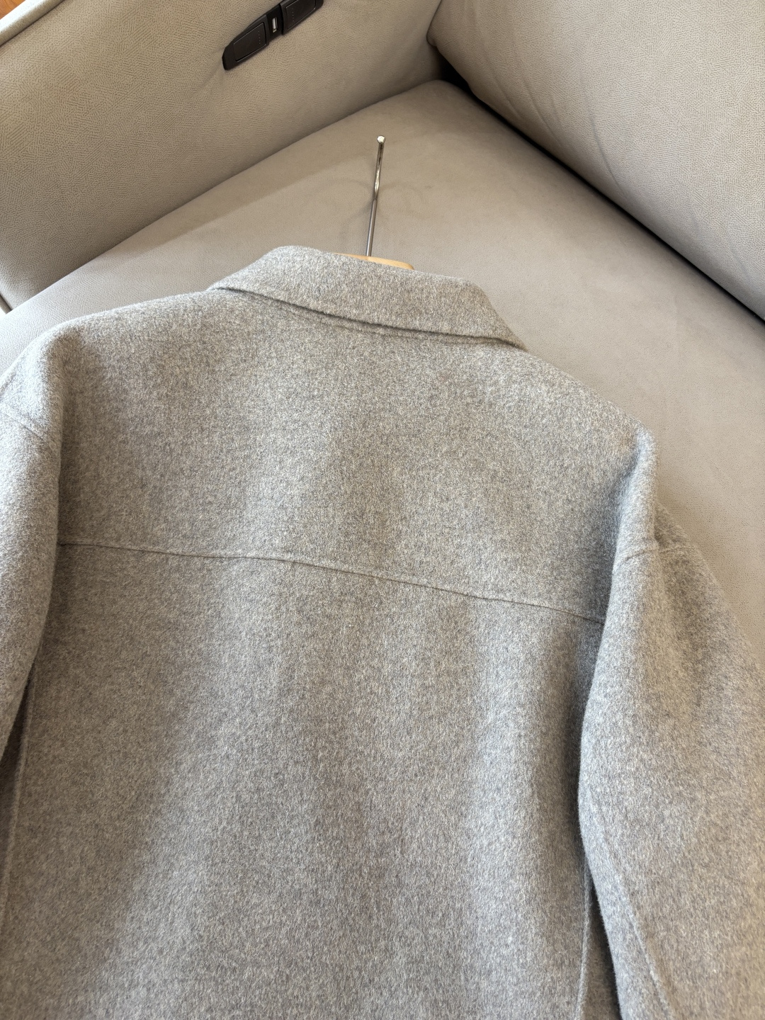 杰尼100%羊毛大衣：演绎冬日的优雅与温暖】冬日的风，带着凛冽与寒意，却也吹来了时尚的契机。当经典的人字