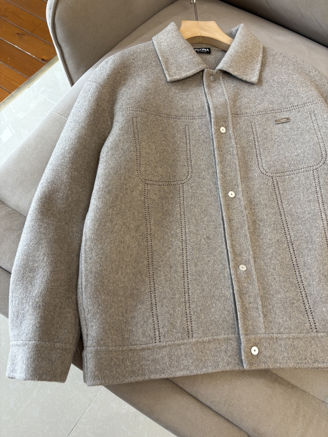 杰尼100%羊毛大衣：演绎冬日的优雅与温暖】冬日的风，带着凛冽与寒意，却也吹来了时尚的契机。当经典的人字