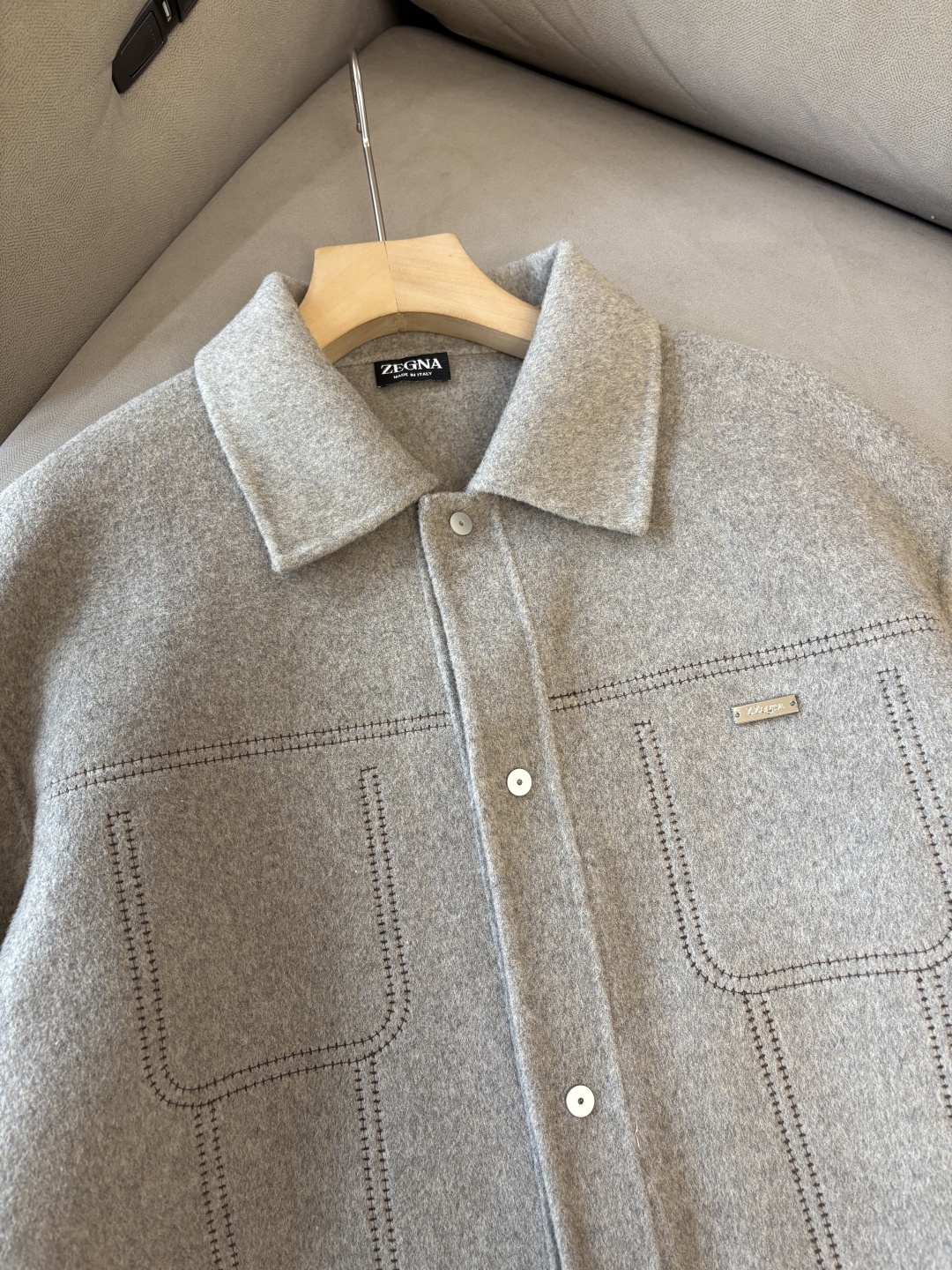 杰尼100%羊毛大衣：演绎冬日的优雅与温暖】冬日的风，带着凛冽与寒意，却也吹来了时尚的契机。当经典的人字