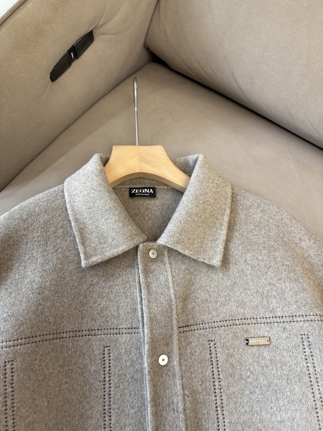 杰尼100%羊毛大衣：演绎冬日的优雅与温暖】冬日的风，带着凛冽与寒意，却也吹来了时尚的契机。当经典的人字