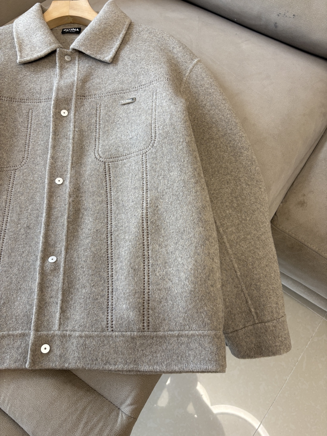 杰尼100%羊毛大衣：演绎冬日的优雅与温暖】冬日的风，带着凛冽与寒意，却也吹来了时尚的契机。当经典的人字