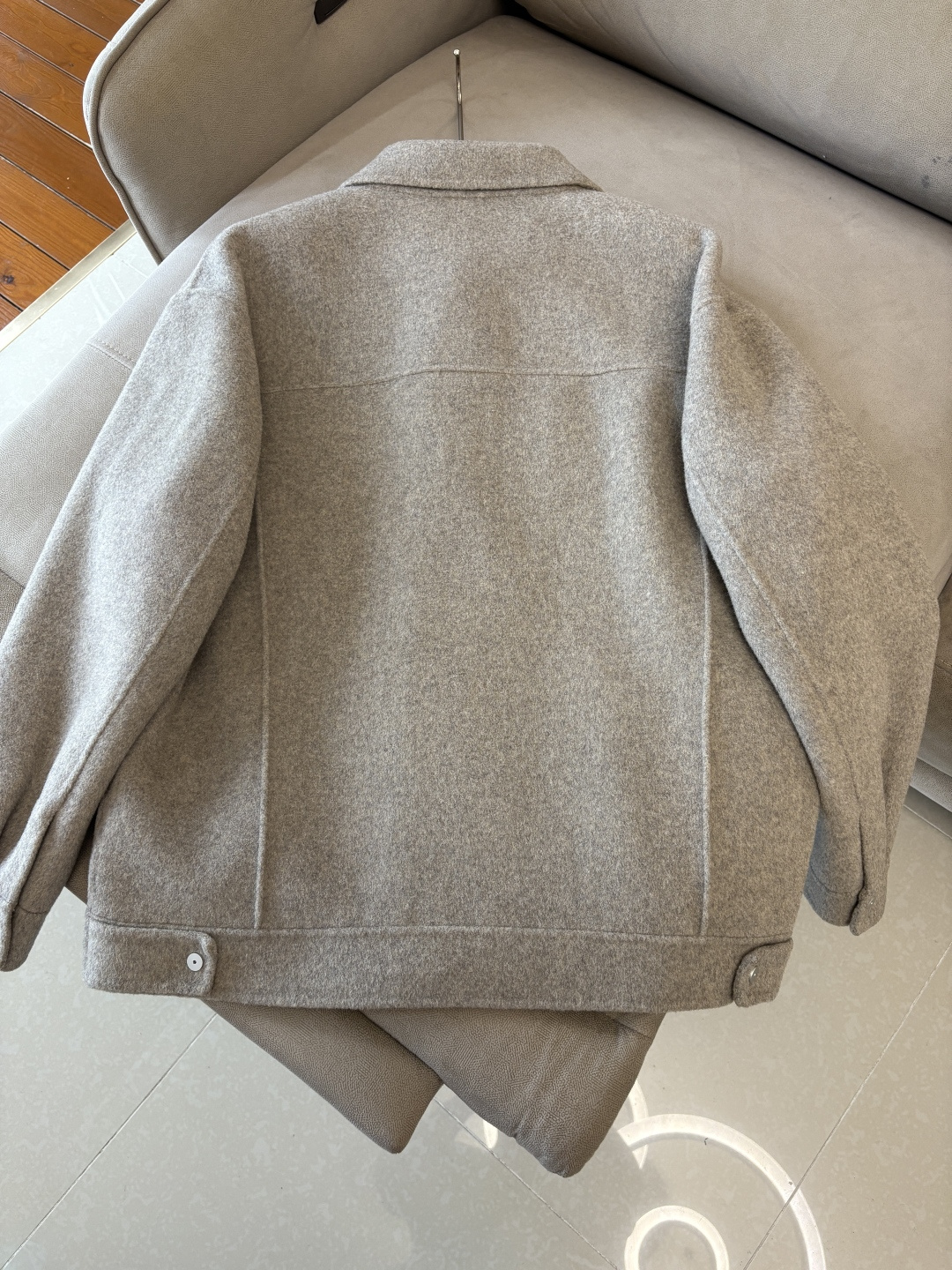 杰尼100%羊毛大衣：演绎冬日的优雅与温暖】冬日的风，带着凛冽与寒意，却也吹来了时尚的契机。当经典的人字