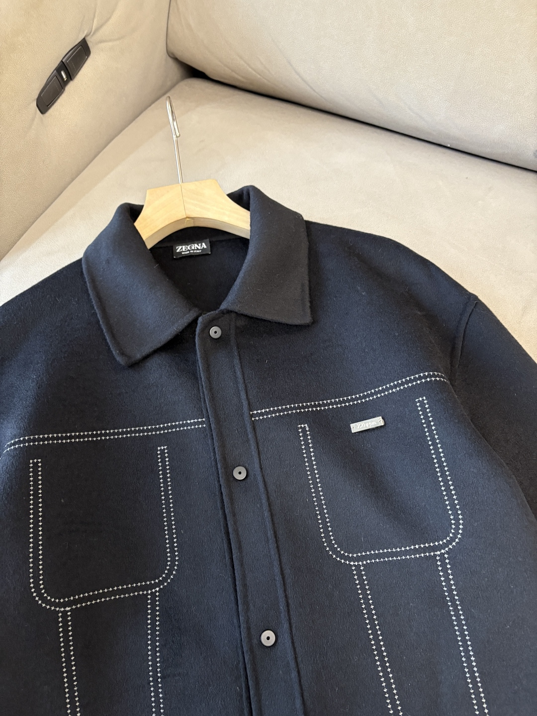 杰尼100%羊毛大衣：演绎冬日的优雅与温暖】冬日的风，带着凛冽与寒意，却也吹来了时尚的契机。当经典的人字