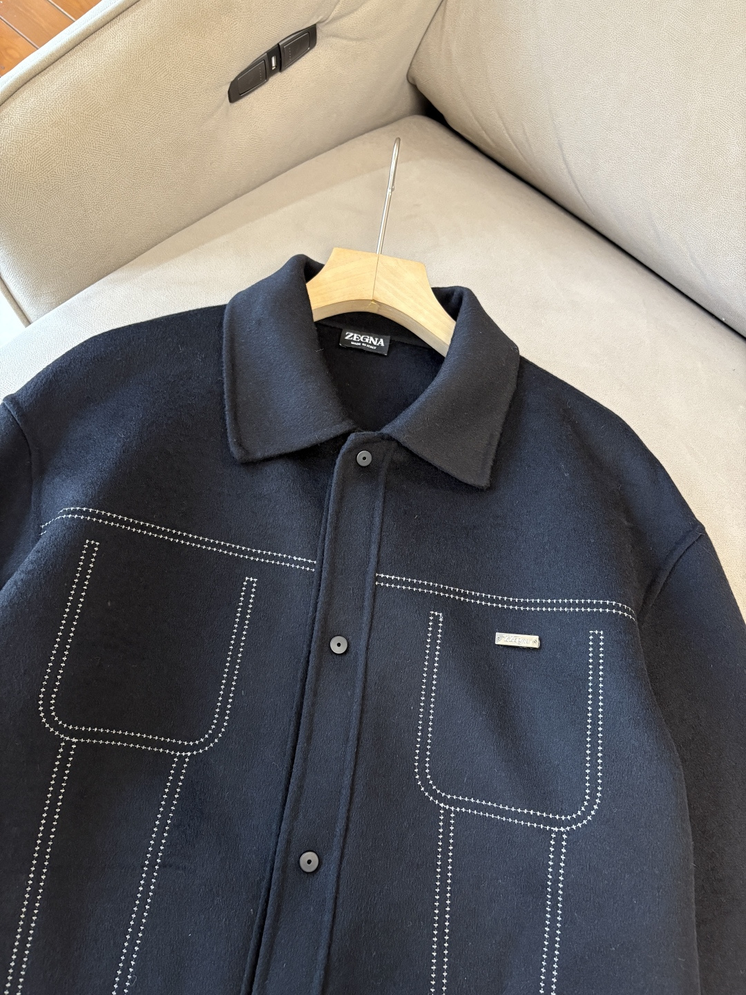 杰尼100%羊毛大衣：演绎冬日的优雅与温暖】冬日的风，带着凛冽与寒意，却也吹来了时尚的契机。当经典的人字