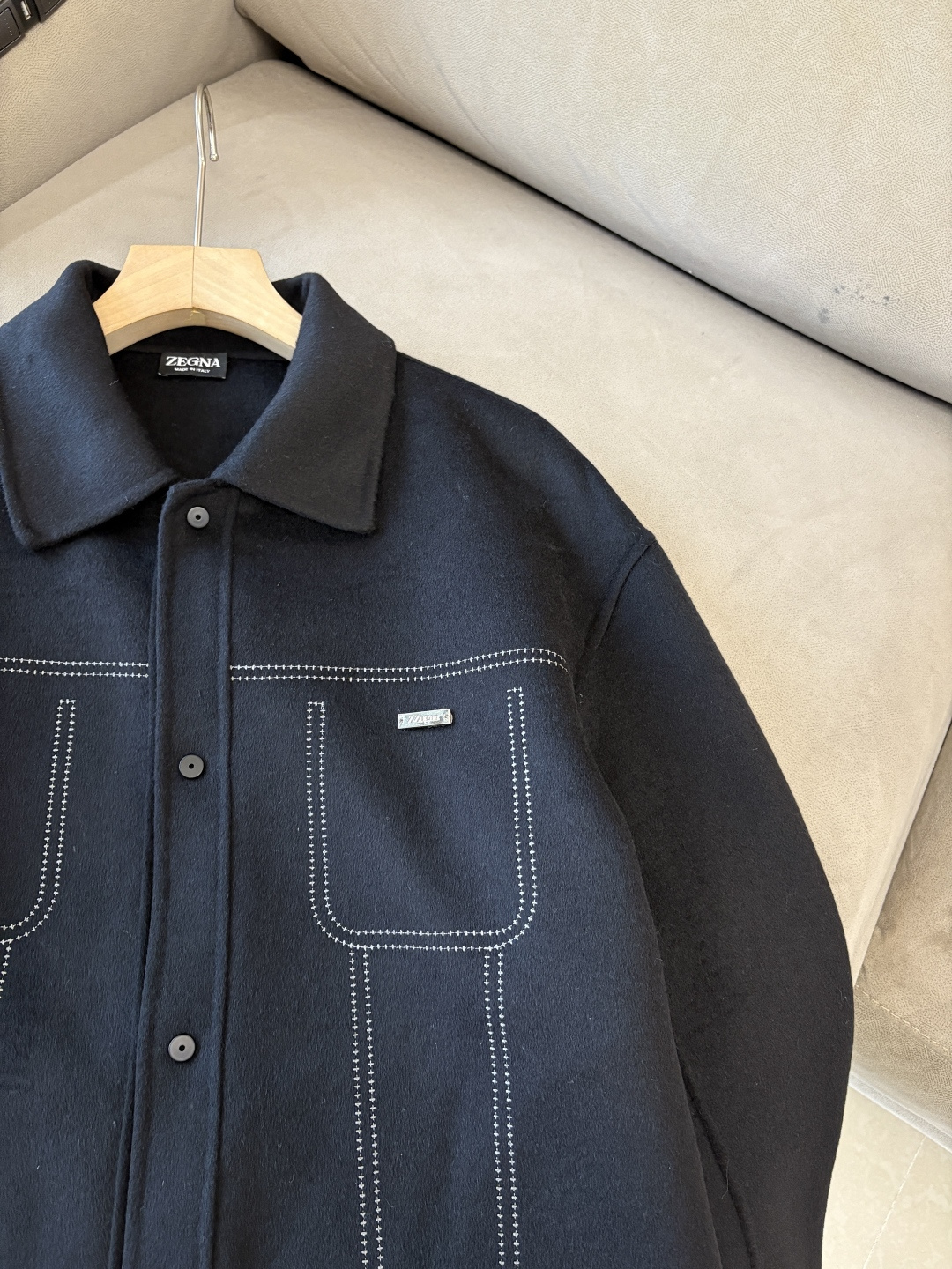 杰尼100%羊毛大衣：演绎冬日的优雅与温暖】冬日的风，带着凛冽与寒意，却也吹来了时尚的契机。当经典的人字