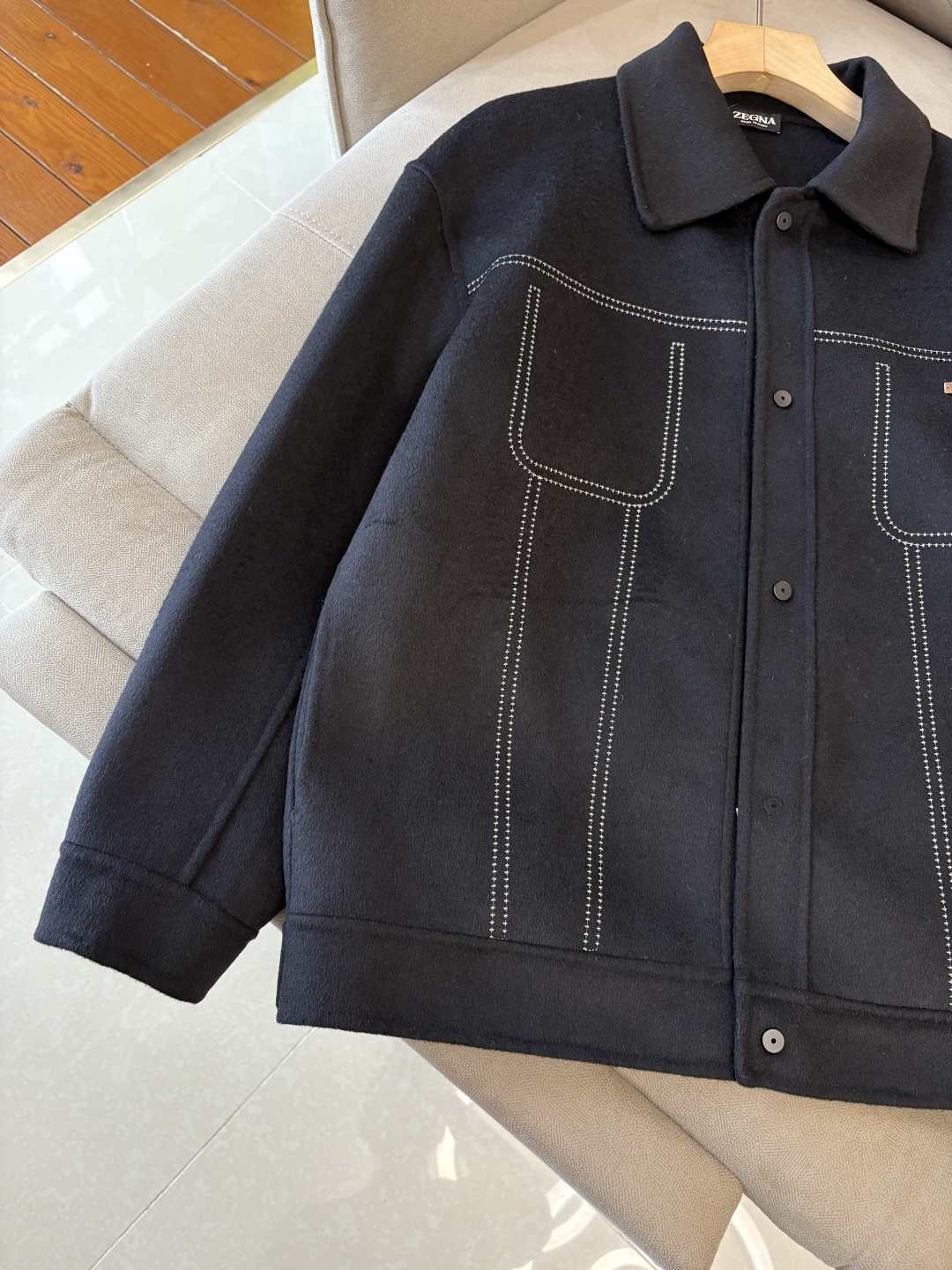 杰尼100%羊毛大衣：演绎冬日的优雅与温暖】冬日的风，带着凛冽与寒意，却也吹来了时尚的契机。当经典的人字