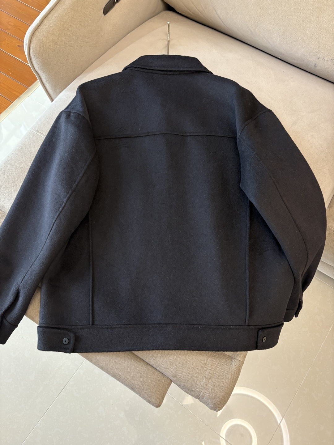 杰尼100%羊毛大衣：演绎冬日的优雅与温暖】冬日的风，带着凛冽与寒意，却也吹来了时尚的契机。当经典的人字