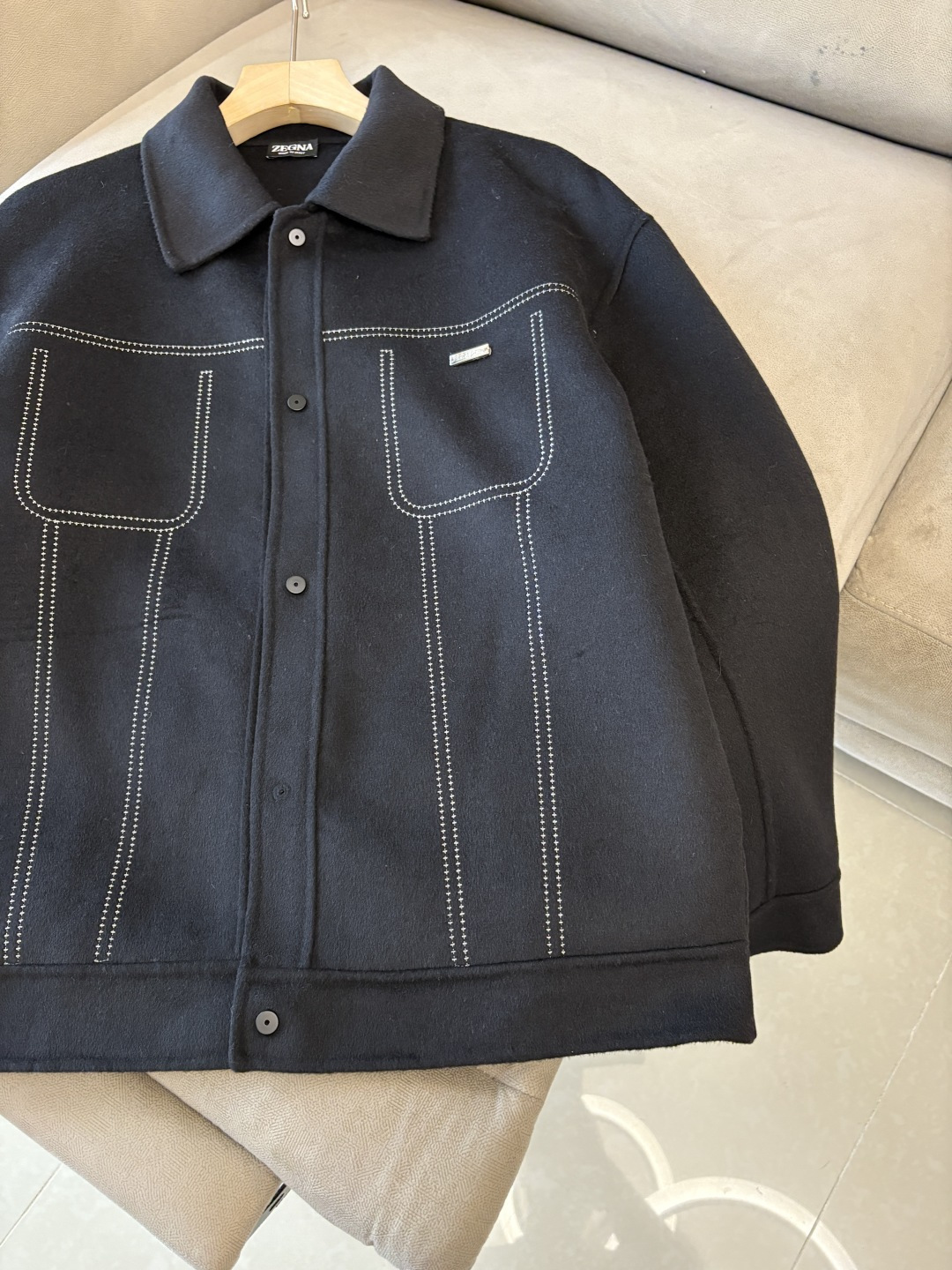 杰尼100%羊毛大衣：演绎冬日的优雅与温暖】冬日的风，带着凛冽与寒意，却也吹来了时尚的契机。当经典的人字