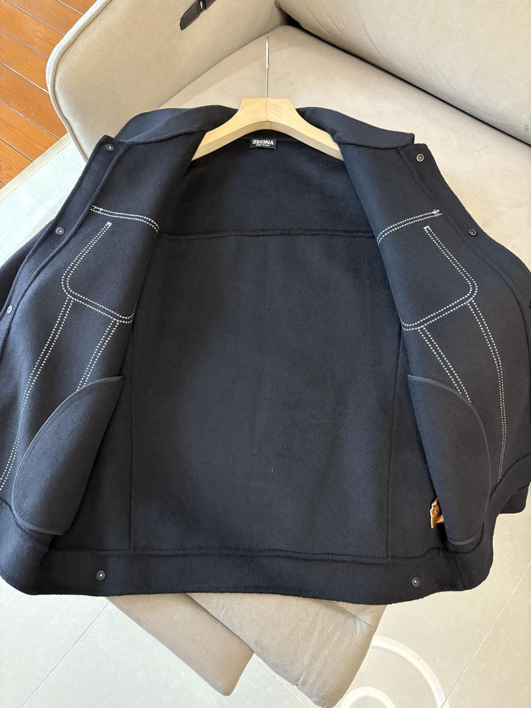 杰尼100%羊毛大衣：演绎冬日的优雅与温暖】冬日的风，带着凛冽与寒意，却也吹来了时尚的契机。当经典的人字