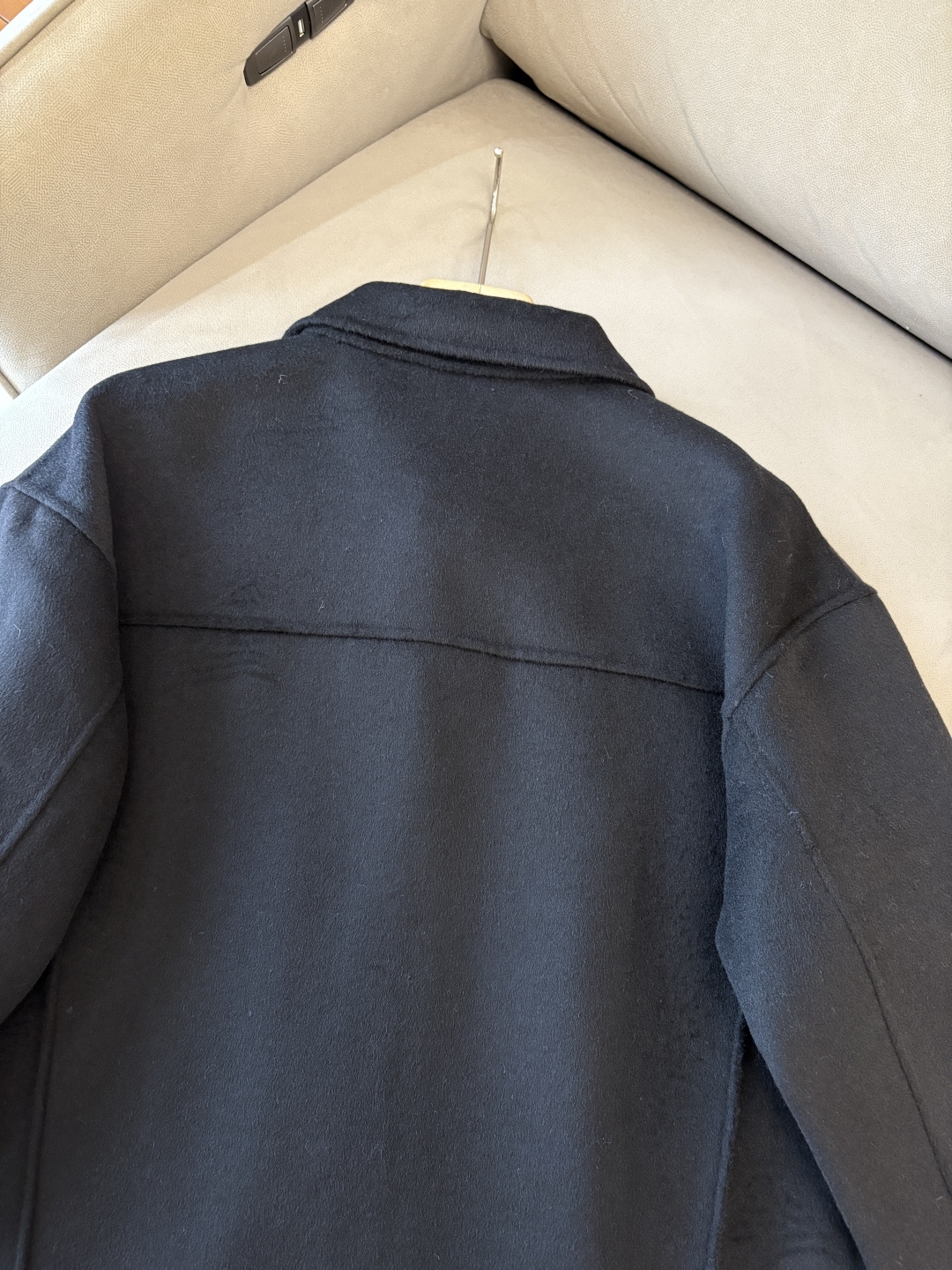 杰尼100%羊毛大衣：演绎冬日的优雅与温暖】冬日的风，带着凛冽与寒意，却也吹来了时尚的契机。当经典的人字