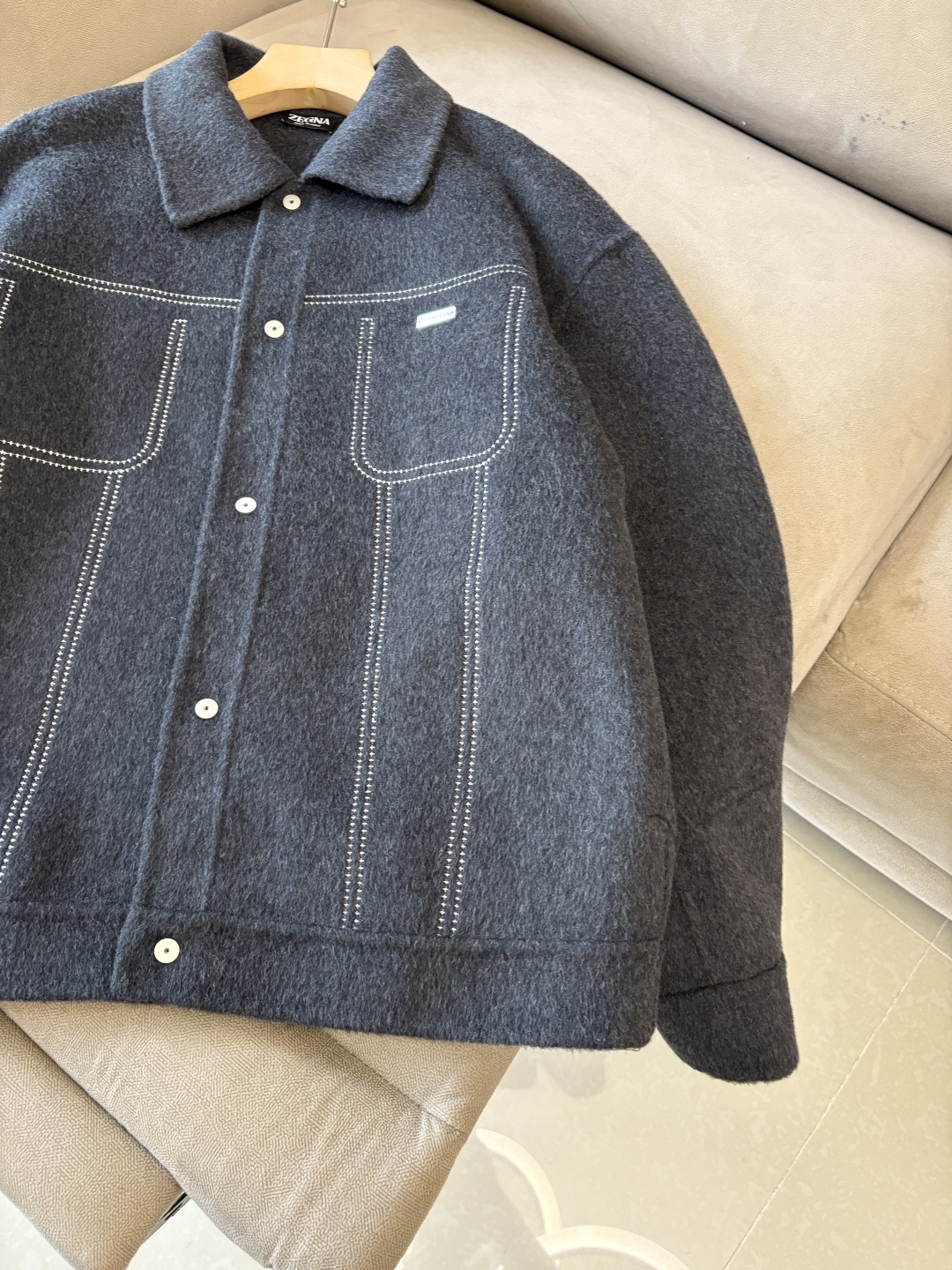 杰尼100%羊毛大衣：演绎冬日的优雅与温暖】冬日的风，带着凛冽与寒意，却也吹来了时尚的契机。当经典的人字