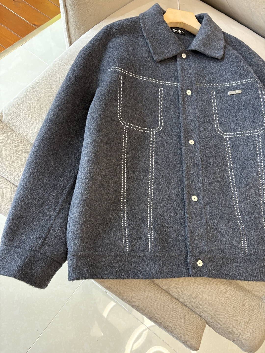 杰尼100%羊毛大衣：演绎冬日的优雅与温暖】冬日的风，带着凛冽与寒意，却也吹来了时尚的契机。当经典的人字