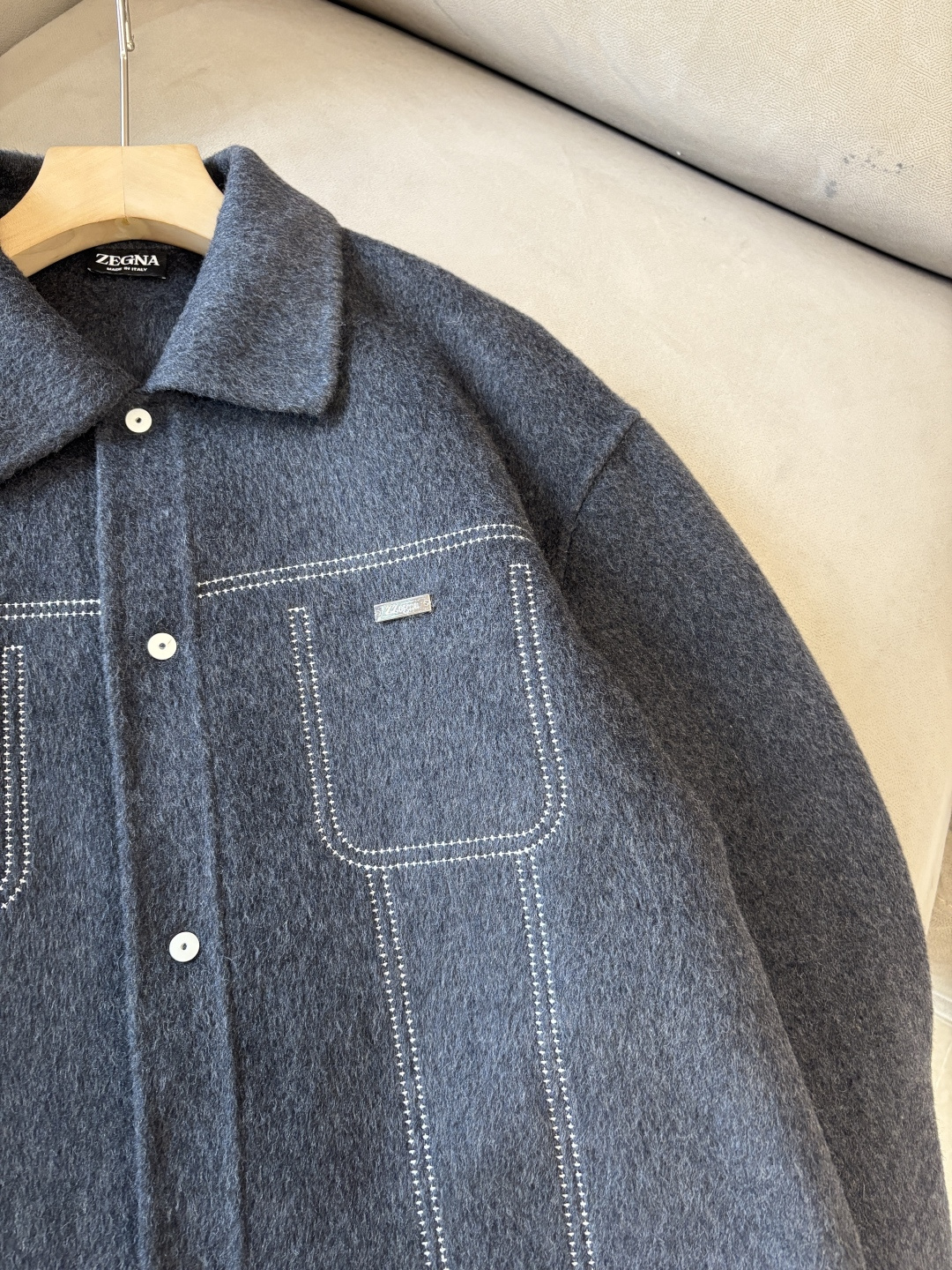 杰尼100%羊毛大衣：演绎冬日的优雅与温暖】冬日的风，带着凛冽与寒意，却也吹来了时尚的契机。当经典的人字