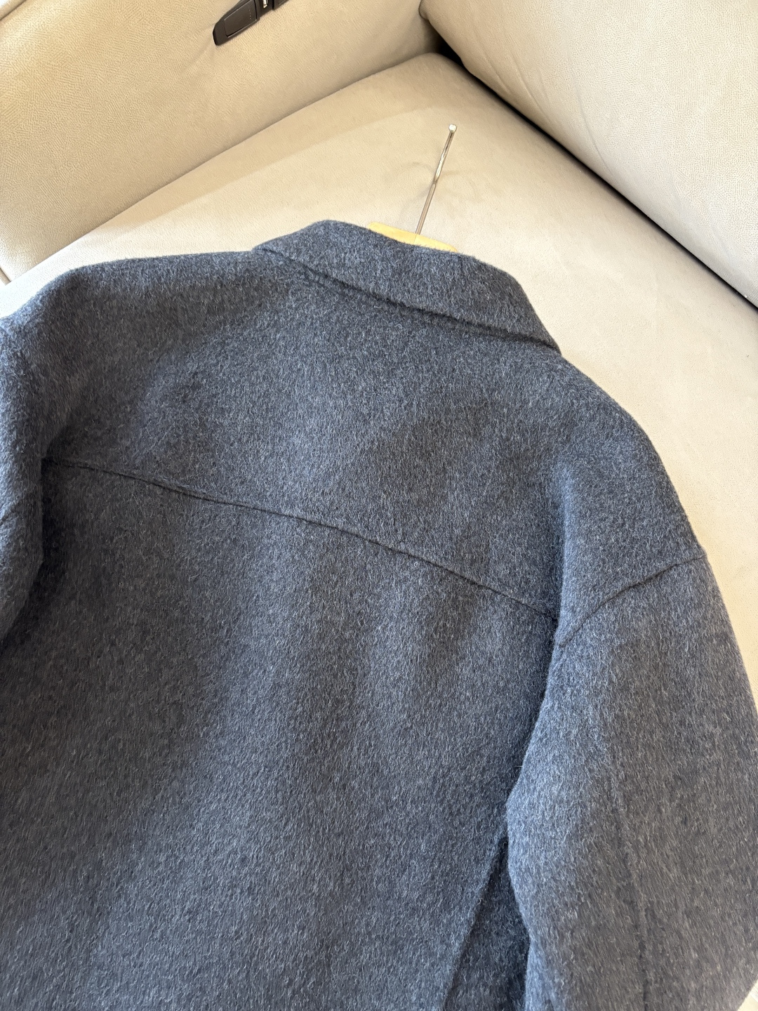 杰尼100%羊毛大衣：演绎冬日的优雅与温暖】冬日的风，带着凛冽与寒意，却也吹来了时尚的契机。当经典的人字