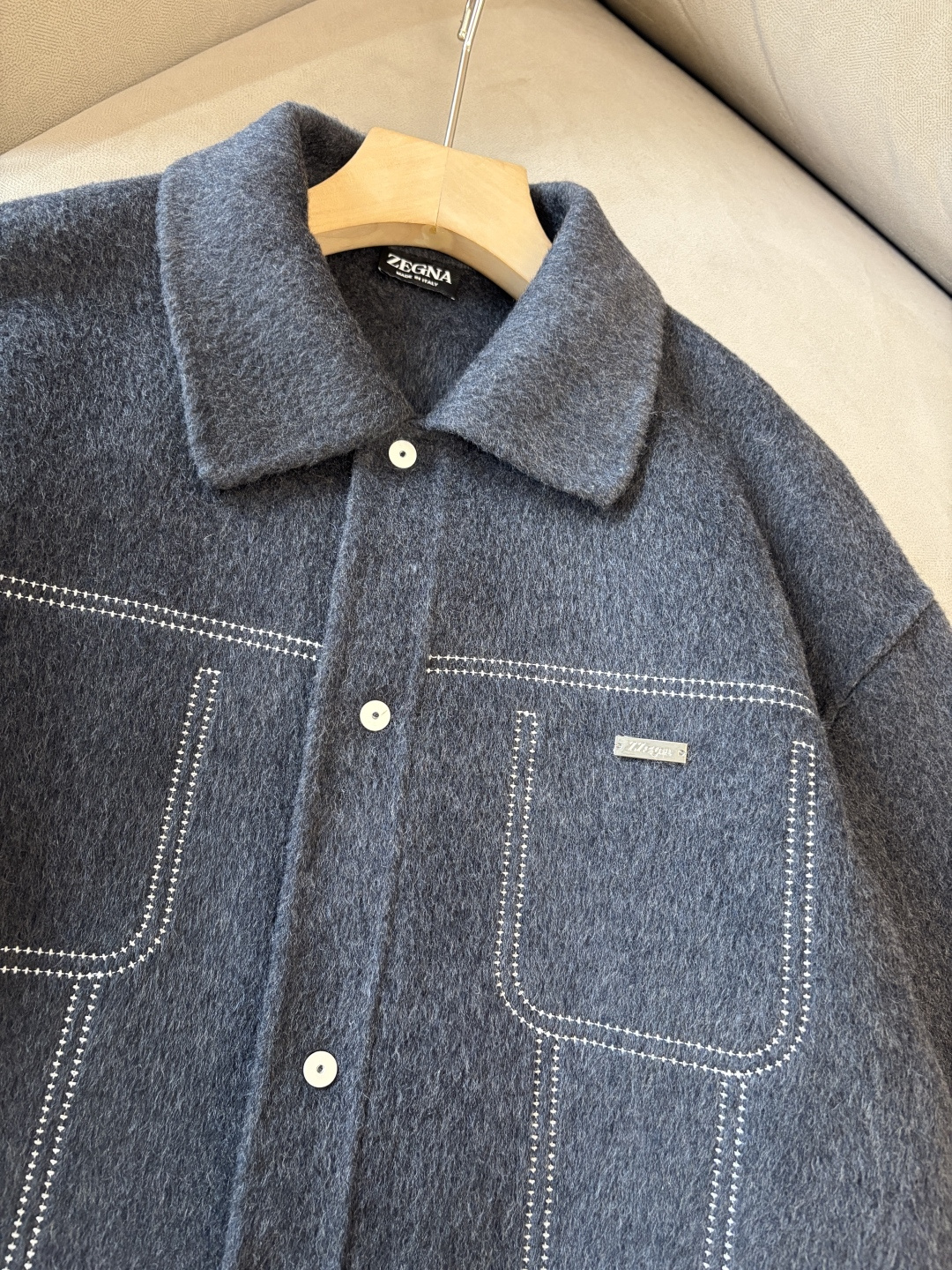 杰尼100%羊毛大衣：演绎冬日的优雅与温暖】冬日的风，带着凛冽与寒意，却也吹来了时尚的契机。当经典的人字