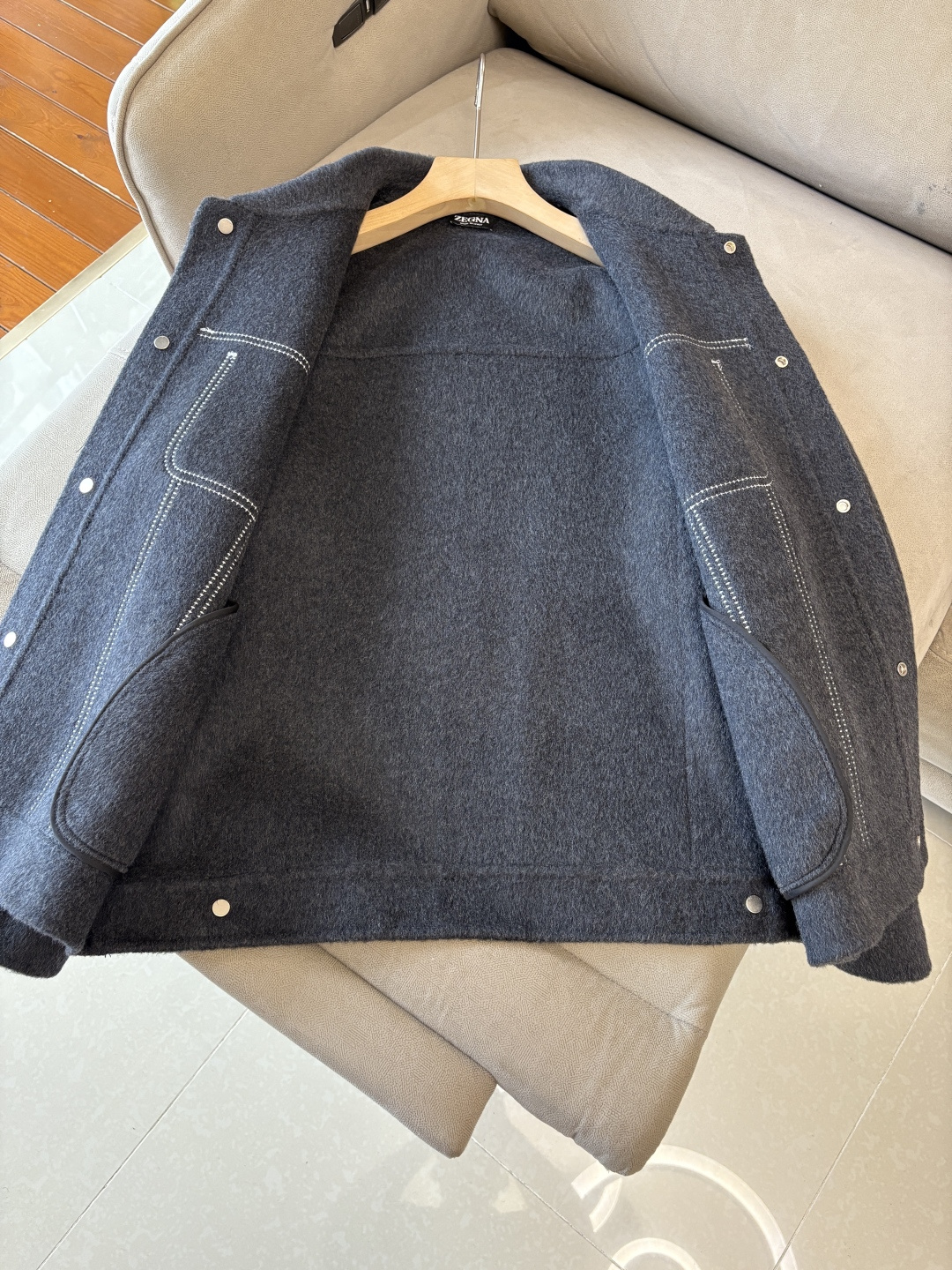 杰尼100%羊毛大衣：演绎冬日的优雅与温暖】冬日的风，带着凛冽与寒意，却也吹来了时尚的契机。当经典的人字