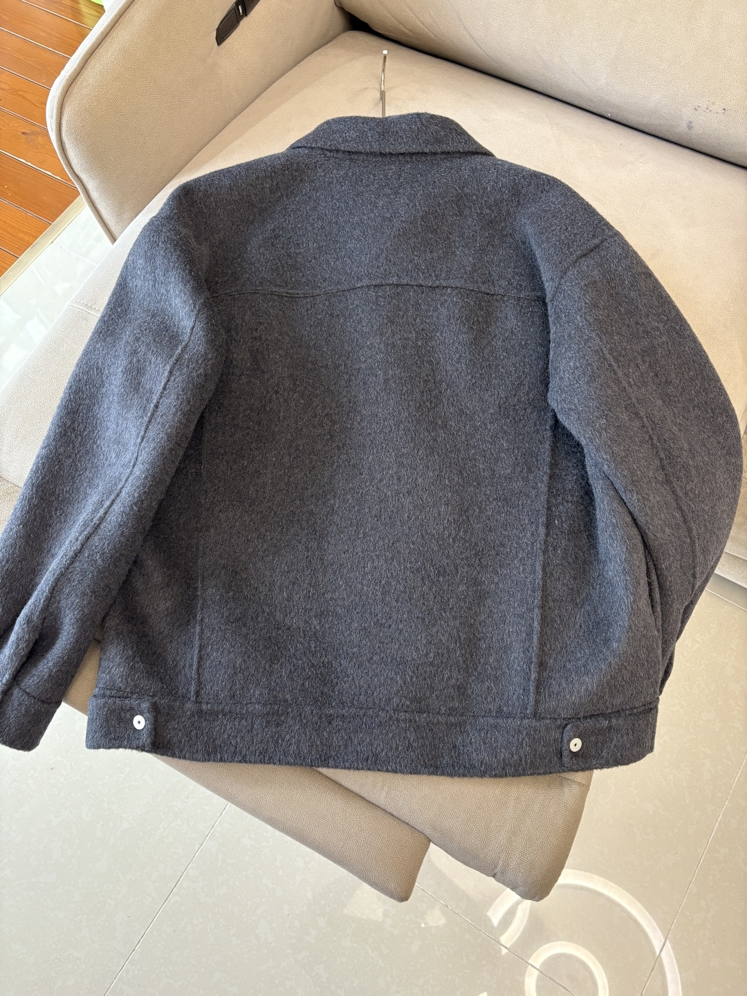 杰尼100%羊毛大衣：演绎冬日的优雅与温暖】冬日的风，带着凛冽与寒意，却也吹来了时尚的契机。当经典的人字