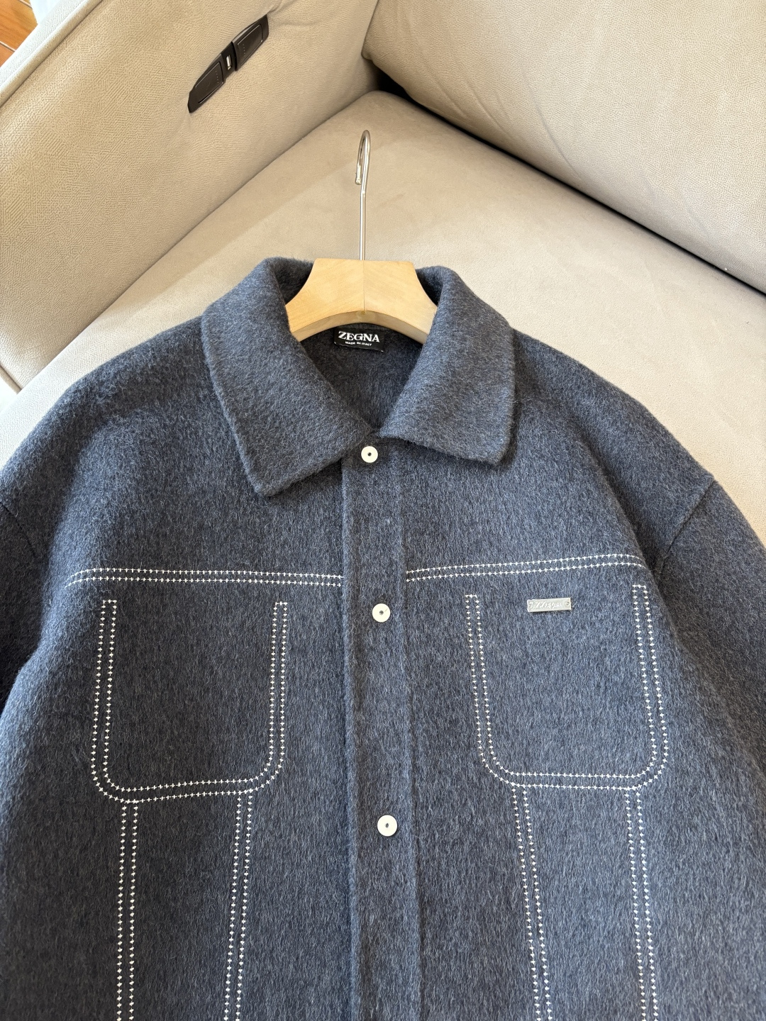 杰尼100%羊毛大衣：演绎冬日的优雅与温暖】冬日的风，带着凛冽与寒意，却也吹来了时尚的契机。当经典的人字