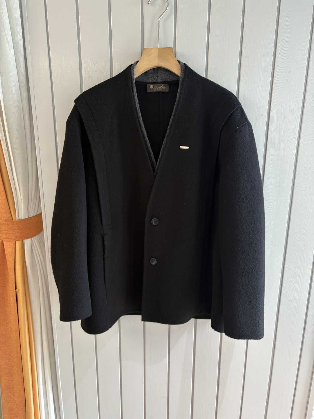 NO:601622,L wool coat interprets the elegance and warmth of winter] The winter wind brings biting and chill, but it also brings fashion opportunities. When the classic herringbone pattern meets the blended fabric of wool and cashmere, a unique coat emerges, adding an irresistible charm to your winter outfit.  With the herringbone texture as the design highlight, the unique pattern seems to tell the story of the years, adding a retro and literary atmosphere to the overall look. Its style is simple yet grand, and the smooth lines outline an elegant outline. Whether it is worn open to show casualness, or buttoned up to create a neat look, it can easily control various styles.  What’s even more surprising is that this coat can be worn with a stand-up collar. The stand-up collar design can not only provide warm protection for your neck in the cold wind, but also instantly enhance your aura and make you stand out from the crowd. When the cold wind blows, stand the collar high, as if you are building a warm barrier for yourself, while still maintaining a sense of fashion.  The choice of fabric is the essence of this coat. The blend of wool and cashmere combines the stiffness of wool with the softness of cashmere. Wool gives the coat good support and warmth, making it able to withstand the severe cold of winter; while the addition of cashmere makes the coat more delicate and skin-friendly to the touch, as if it is wrapped in a layer of soft clouds. This blended fabric is not only comfortable to wear, but also has a high-quality texture, showing a high-quality style.  In terms of color, we have carefully blended two classic tones, dark gray and light coffee. Dark gray is calm and restrained, suitable for you who pursue low-key luxury; light coffee is warm and soft, adding a warm color to winter. No matter what style lover you are, you can find your favorite choice in these two colors. Size M-3XLFFF001, alexander wang19860909L羊毛大衣演绎冬日的优雅与温暖】冬日的风,带着凛冽与寒意,却也吹来了时尚的契机.当经典的人字纹邂逅羊毛与山羊绒的混纺面料,一件别具一格的大衣应运而生,为你的冬日穿搭增添一抹难以抗拒的魅力. 以人字纹理为设计亮点,独特的纹路仿佛在诉说着岁月的故事,为整体造型增添了复古与文艺的气息.它的款式外形简约而不失大气,流畅的线条勾勒出优雅的轮廓,无论是敞开穿展现随性,还是系上扣子塑造利落感,都能轻松驾驭各种风格. 更令人惊喜的是,这款大衣可以实现立领的穿搭方式.立领的设计不仅能在寒风中为你的脖颈提供温暖的守护,还能瞬间提升气场,让你在人群中脱颖而出.当寒风乍起,将领子高高立起,仿佛为自己筑起一道温暖的屏障,同时又不失时尚感. 而面料的选择,更是这款大衣的精髓所在.羊毛与山羊绒的混纺,兼具了羊毛的挺括与山羊绒的柔软.羊毛赋予了大衣良好的支撑性和保暖性,使其能够抵御冬日的严寒；而山羊绒的加入,则让大衣在触感上更加细腻亲肤,仿佛被一层轻柔的云朵包裹.这种混纺面料不仅穿着舒适,而且质感上乘,彰显出高品质的格调. 在色彩上,我们精心调配了深灰与浅咖两种经典色调.深灰,沉稳内敛,适合追求低调奢华的你；浅咖,温暖柔和,为冬日增添一抹温馨的色彩.无论你是哪种风格爱好者,都能在这两款颜色中找到属于自己的心仪之选. 码数M-3XLFFF001,,alexander wang,Men's clothing