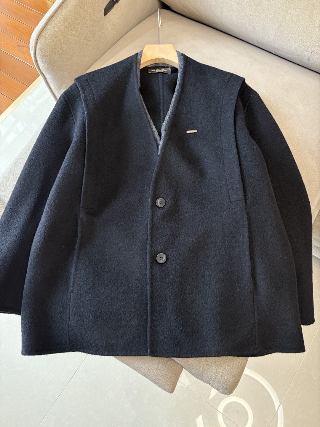 。L%羊毛大衣：演绎冬日的优雅与温暖】冬日的风，带着凛冽与寒意，却也吹来了时尚的契机。当经典的人字纹邂逅