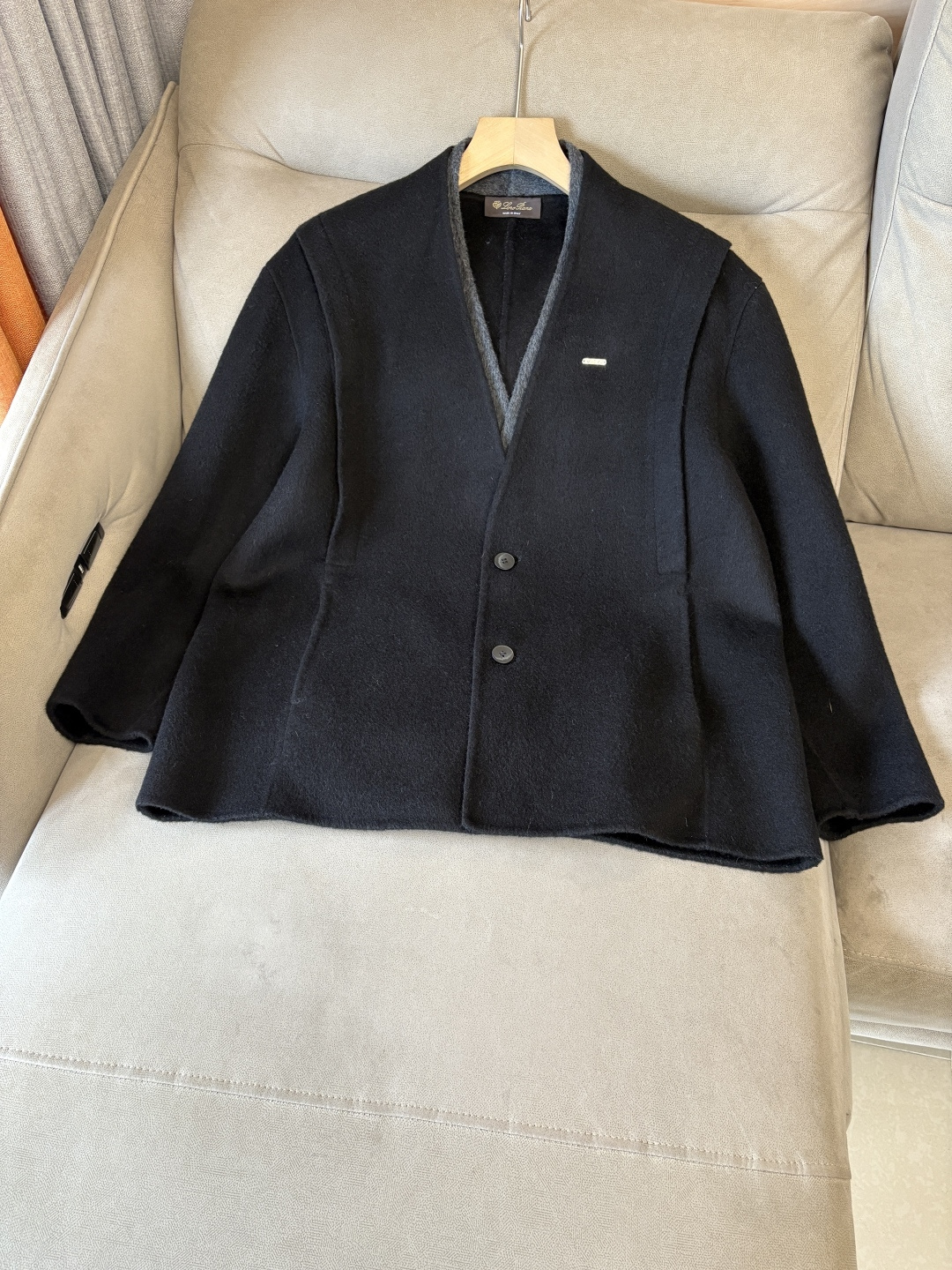 NO:628860,L wool coat interprets the elegance and warmth of winter] The winter wind brings biting and chill, but it also brings fashion opportunities. When the classic herringbone pattern meets the blended fabric of wool and cashmere, a unique coat emerges, adding an irresistible charm to your winter outfit.  With the herringbone texture as the design highlight, the unique pattern seems to tell the story of the years, adding a retro and literary atmosphere to the overall look. Its style is simple yet grand, and the smooth lines outline an elegant outline. Whether it is worn open to show casualness, or buttoned up to create a neat look, it can easily control various styles.  What’s even more surprising is that this coat can be worn with a stand-up collar. The stand-up collar design can not only provide warm protection for your neck in the cold wind, but also instantly enhance your aura and make you stand out from the crowd. When the cold wind blows, stand the collar high, as if you are building a warm barrier for yourself, while still maintaining a sense of fashion.  The choice of fabric is the essence of this coat. The blend of wool and cashmere combines the stiffness of wool with the softness of cashmere. Wool gives the coat good support and warmth, making it able to withstand the severe cold of winter; while the addition of cashmere makes the coat more delicate and skin-friendly to the touch, as if it is wrapped in a layer of soft clouds. This blended fabric is not only comfortable to wear, but also has a high-quality texture, showing a high-quality style.  In terms of color, we have carefully blended two classic tones, dark gray and light coffee. Dark gray is calm and restrained, suitable for you who pursue low-key luxury; light coffee is warm and soft, adding a warm color to winter. No matter what style lover you are, you can find your favorite choice in these two colors. Size M-3XLFFF001, alexander wang19860909L羊毛大衣演绎冬日的优雅与温暖】冬日的风,带着凛冽与寒意,却也吹来了时尚的契机.当经典的人字纹邂逅羊毛与山羊绒的混纺面料,一件别具一格的大衣应运而生,为你的冬日穿搭增添一抹难以抗拒的魅力. 以人字纹理为设计亮点,独特的纹路仿佛在诉说着岁月的故事,为整体造型增添了复古与文艺的气息.它的款式外形简约而不失大气,流畅的线条勾勒出优雅的轮廓,无论是敞开穿展现随性,还是系上扣子塑造利落感,都能轻松驾驭各种风格. 更令人惊喜的是,这款大衣可以实现立领的穿搭方式.立领的设计不仅能在寒风中为你的脖颈提供温暖的守护,还能瞬间提升气场,让你在人群中脱颖而出.当寒风乍起,将领子高高立起,仿佛为自己筑起一道温暖的屏障,同时又不失时尚感. 而面料的选择,更是这款大衣的精髓所在.羊毛与山羊绒的混纺,兼具了羊毛的挺括与山羊绒的柔软.羊毛赋予了大衣良好的支撑性和保暖性,使其能够抵御冬日的严寒；而山羊绒的加入,则让大衣在触感上更加细腻亲肤,仿佛被一层轻柔的云朵包裹.这种混纺面料不仅穿着舒适,而且质感上乘,彰显出高品质的格调. 在色彩上,我们精心调配了深灰与浅咖两种经典色调.深灰,沉稳内敛,适合追求低调奢华的你；浅咖,温暖柔和,为冬日增添一抹温馨的色彩.无论你是哪种风格爱好者,都能在这两款颜色中找到属于自己的心仪之选. 码数M-3XLFFF001,,alexander wang,Men's clothing