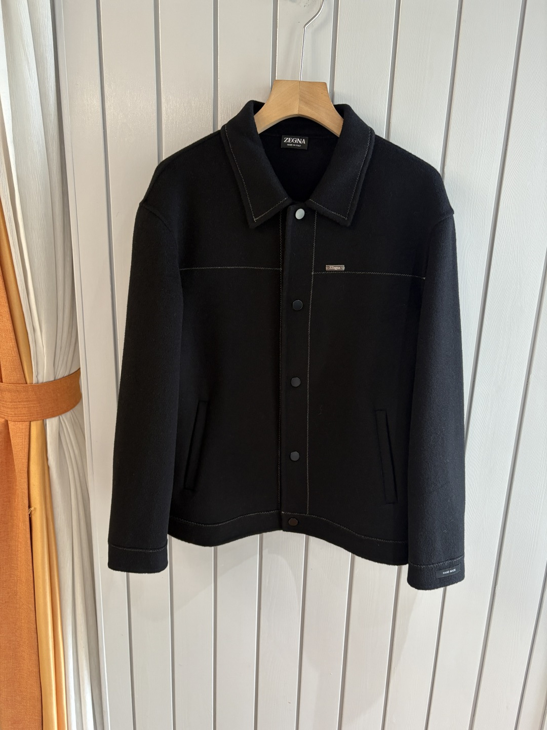 NO:601619,Jeni wool coat interprets the elegance and warmth of winter] The winter wind brings biting and chill, but it also brings fashion opportunities. When the classic herringbone pattern meets the blended fabric of wool and cashmere, a unique coat emerges, adding an irresistible charm to your winter outfit.  With the herringbone texture as the design highlight, the unique pattern seems to tell the story of the years, adding a retro and literary atmosphere to the overall look. Its style is simple yet grand, and the smooth lines outline an elegant outline. Whether it is worn open to show casualness, or buttoned up to create a neat look, it can easily control various styles.  What’s even more surprising is that this coat can be worn with a stand-up collar. The stand-up collar design can not only provide warm protection for your neck in the cold wind, but also instantly enhance your aura, making you stand out from the crowd. When the cold wind suddenly picks up, stand the collar up high, as if you are building a warm barrier for yourself, while still maintaining a sense of fashion.  The choice of fabric is the essence of this coat. The blend of wool and cashmere combines the stiffness of wool with the softness of cashmere. Wool gives the coat good support and warmth, making it able to withstand the severe cold of winter; while the addition of cashmere makes the coat more delicate and skin-friendly to the touch, as if it is wrapped in a layer of soft clouds. This blended fabric is not only comfortable to wear, but also has a high-quality texture, showing a high-quality style.  In terms of color, we have carefully blended two classic tones, dark gray and light coffee. Dark gray is calm and restrained, suitable for you who pursue low-key luxury; light coffee is warm and soft, adding a warm color to winter. No matter what style lover you are, you can find your favorite choice in these two colors. Size M-3XLFFF001,,zegna,alexander wang19860909杰尼羊毛大衣演绎冬日的优雅与温暖】冬日的风,带着凛冽与寒意,却也吹来了时尚的契机.当经典的人字纹邂逅羊毛与山羊绒的混纺面料,一件别具一格的大衣应运而生,为你的冬日穿搭增添一抹难以抗拒的魅力. 以人字纹理为设计亮点,独特的纹路仿佛在诉说着岁月的故事,为整体造型增添了复古与文艺的气息.它的款式外形简约而不失大气,流畅的线条勾勒出优雅的轮廓,无论是敞开穿展现随性,还是系上扣子塑造利落感,都能轻松驾驭各种风格. 更令人惊喜的是,这款大衣可以实现立领的穿搭方式.立领的设计不仅能在寒风中为你的脖颈提供温暖的守护,还能瞬间提升气场,让你在人群中脱颖而出.当寒风乍起,将领子高高立起,仿佛为自己筑起一道温暖的屏障,同时又不失时尚感. 而面料的选择,更是这款大衣的精髓所在.羊毛与山羊绒的混纺,兼具了羊毛的挺括与山羊绒的柔软.羊毛赋予了大衣良好的支撑性和保暖性,使其能够抵御冬日的严寒；而山羊绒的加入,则让大衣在触感上更加细腻亲肤,仿佛被一层轻柔的云朵包裹.这种混纺面料不仅穿着舒适,而且质感上乘,彰显出高品质的格调. 在色彩上,我们精心调配了深灰与浅咖两种经典色调.深灰,沉稳内敛,适合追求低调奢华的你；浅咖,温暖柔和,为冬日增添一抹温馨的色彩.无论你是哪种风格爱好者,都能在这两款颜色中找到属于自己的心仪之选. 码数M-3XLFFF001,,zegna,alexander wang,Men's clothing