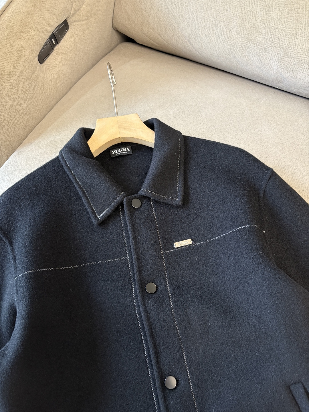 杰尼100%羊毛大衣：演绎冬日的优雅与温暖】冬日的风，带着凛冽与寒意，却也吹来了时尚的契机。当经典的人字