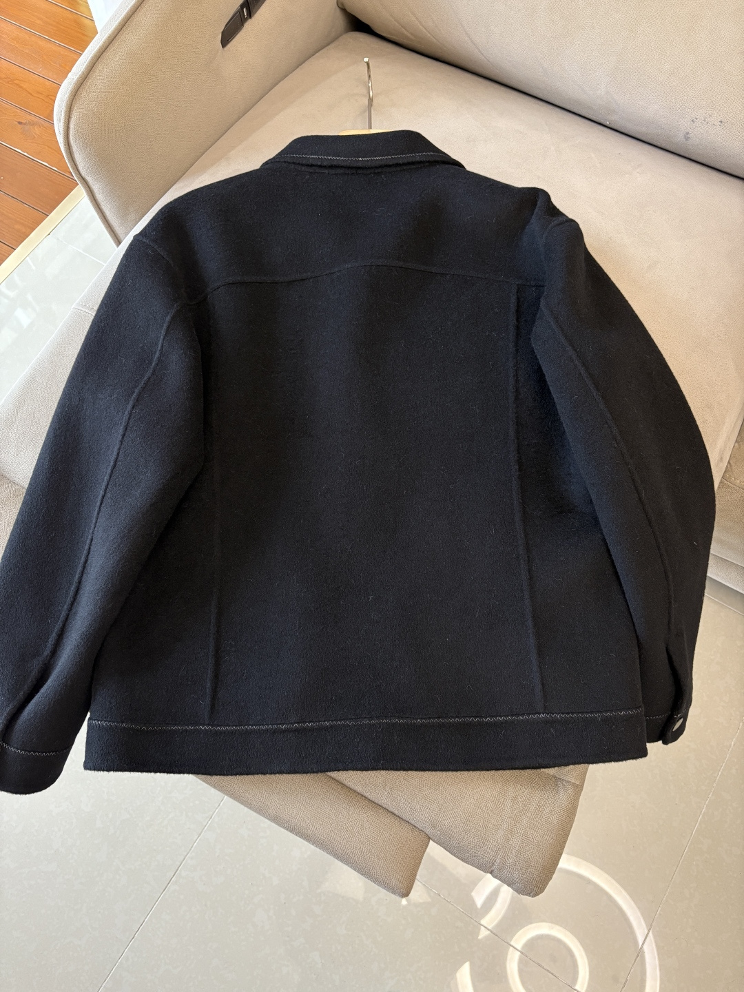 杰尼100%羊毛大衣：演绎冬日的优雅与温暖】冬日的风，带着凛冽与寒意，却也吹来了时尚的契机。当经典的人字